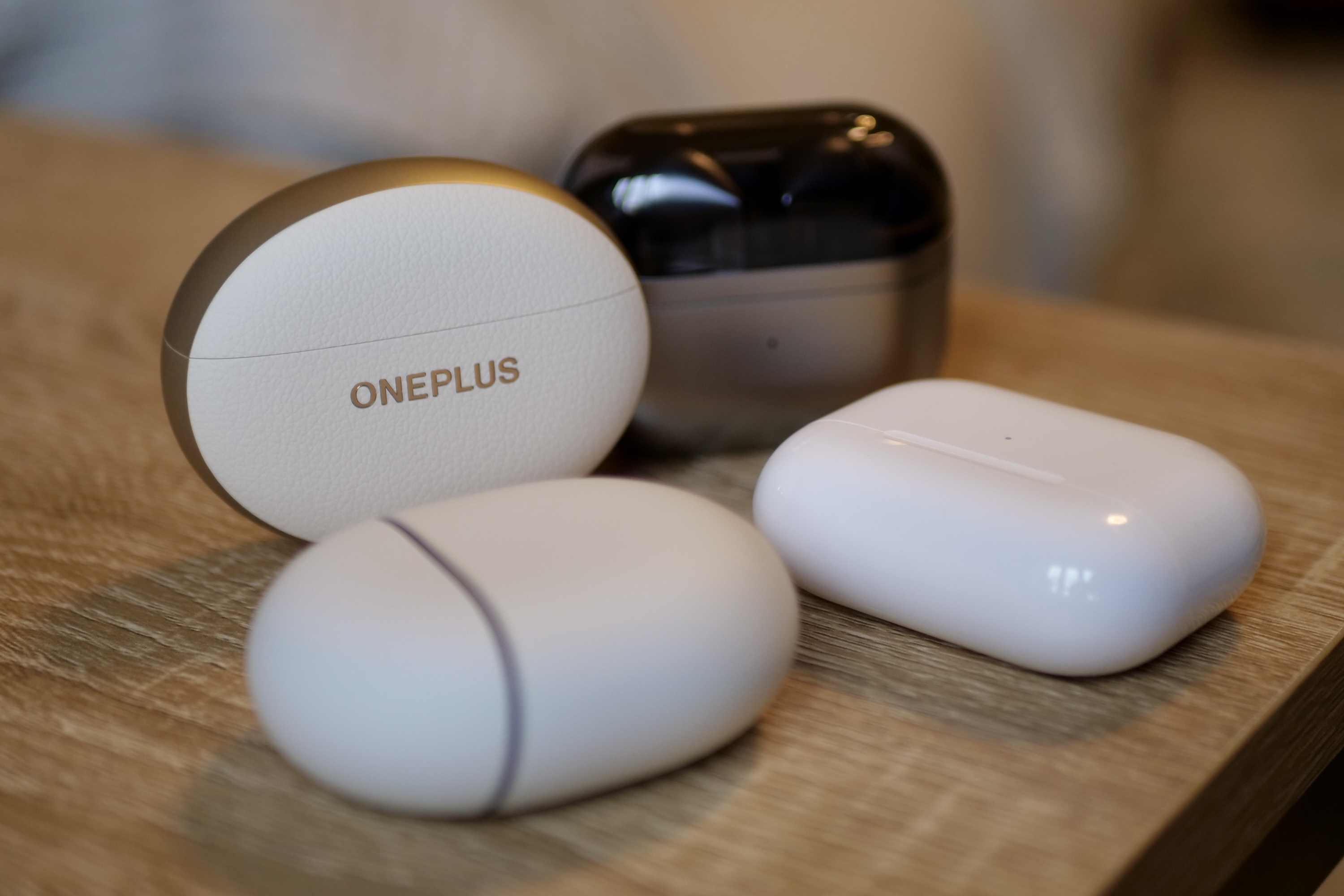 Les OnePlus Buds Pro 3, les Samsung Galaxy Buds3 Pro, les Google Pixel Buds Pro 2 et les Apple AirPods Pro 2 dans leur étui.