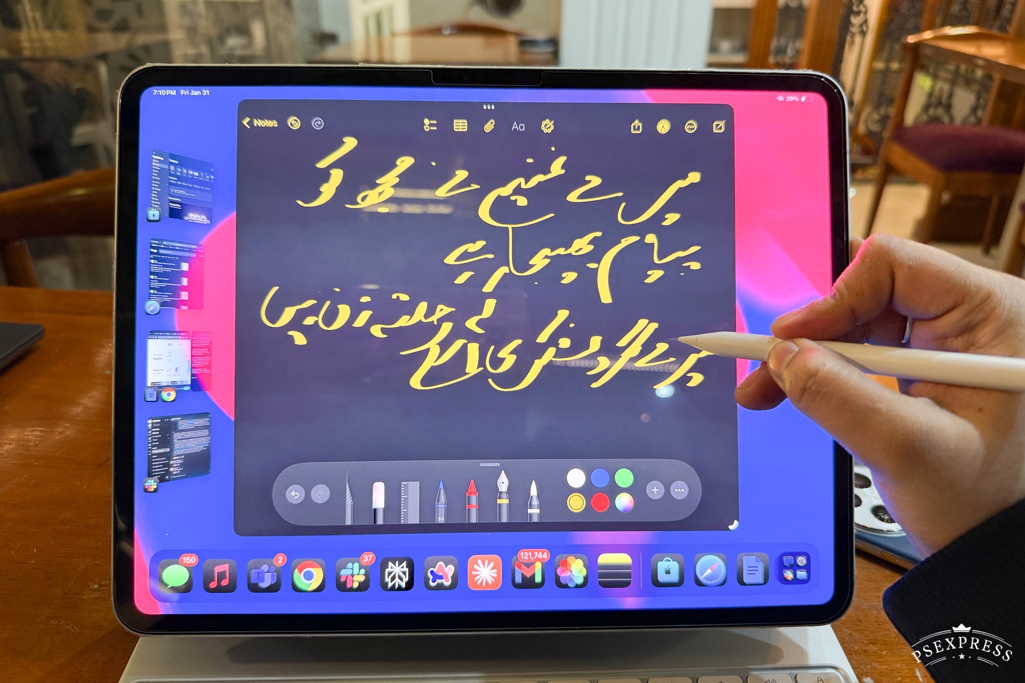 Écrire en écriture arabe à l'aide du crayon numérique ESR Geo sur l'iPad Pro M4.