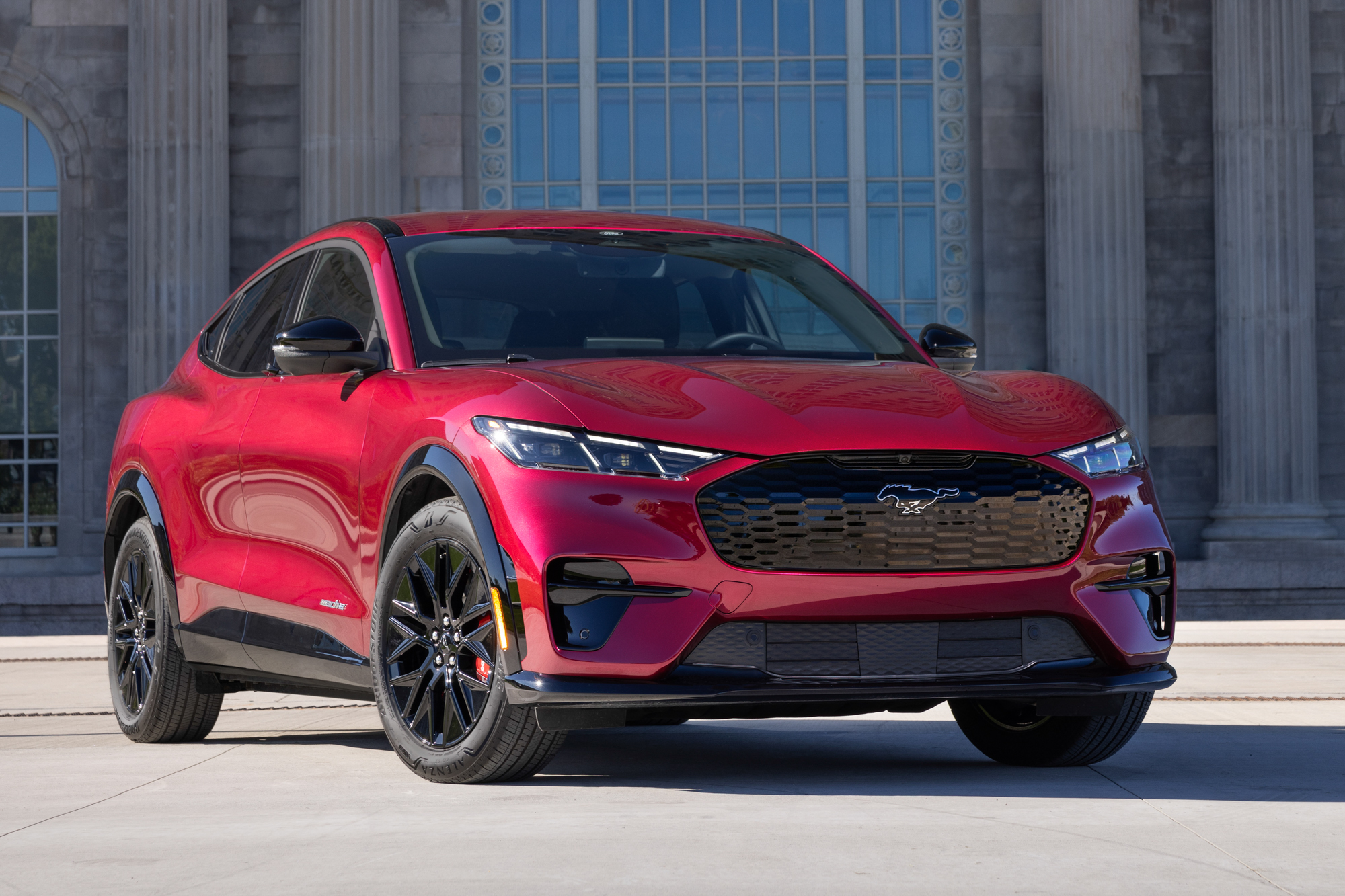 Frente do Ford Mustang Mach-E 2025.