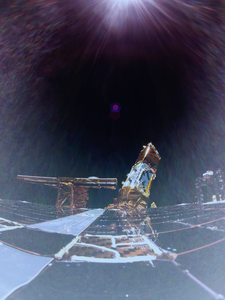 Das erste Bild aus dem Weltraum von Fireflys Mondlander Mission 1 Blue Ghost zu Beginn seiner 45-tägigen Transitperiode zum Mond. Hier ist das Oberdeck des Landers mit der X-Band-Antenne und der Nutzlast des Lunar Environment heliospheric X-ray Imager (LEXI) der NASA zu sehen.