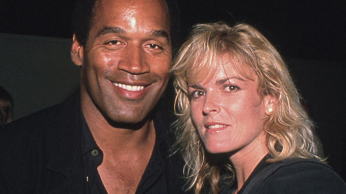 O.J. Simpson e Nicole Brown Simpson em American Manhunt: O.J. Simpson.