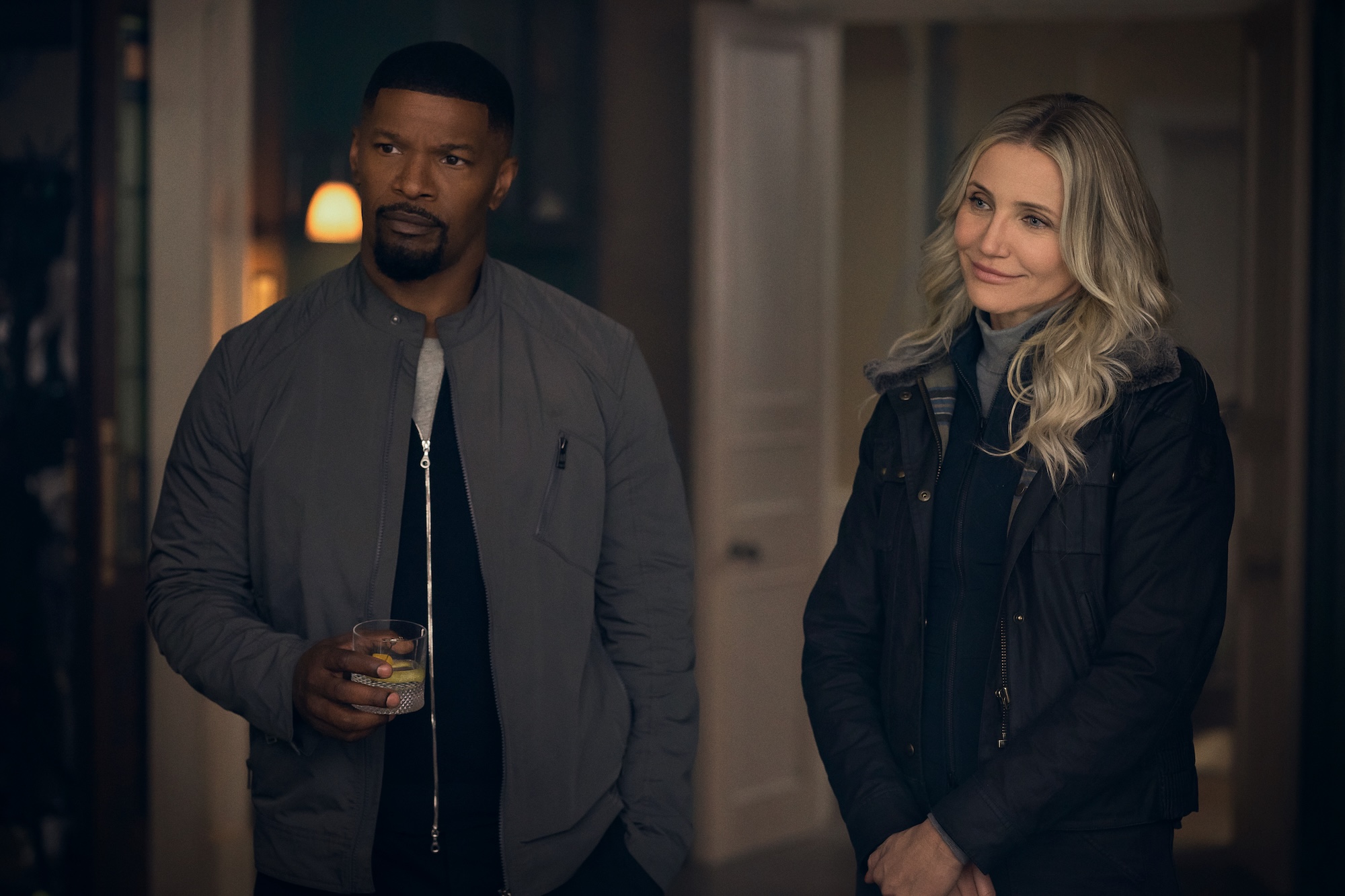 Jamie Foxx e Cameron Diaz ficam um ao lado do outro e olham para Back in Action.