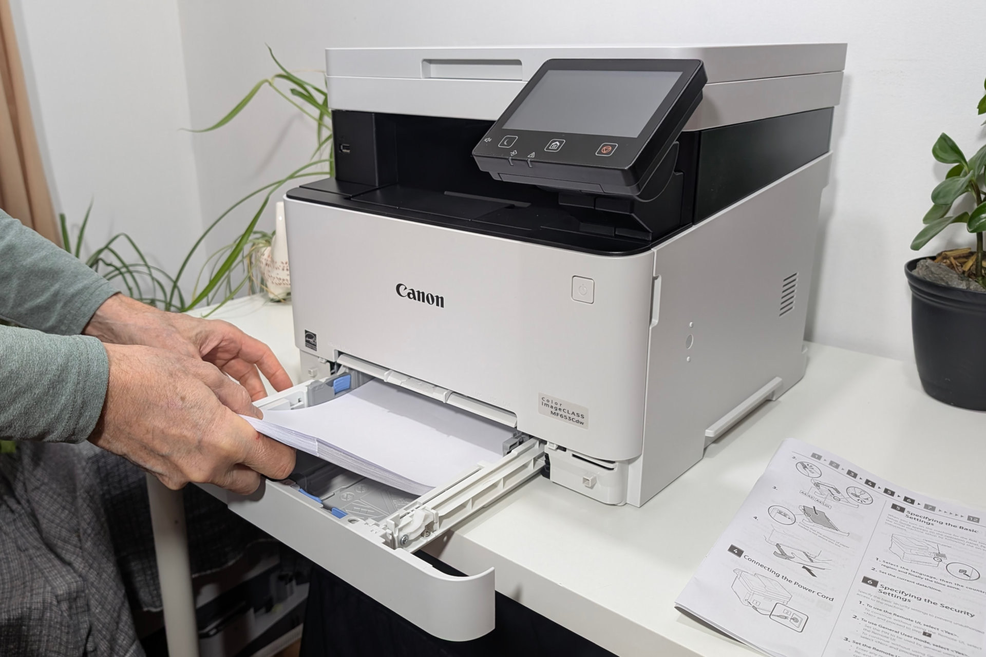 Canon a doté le Color imageClass MF653Cdw d'un bac principal amovible et d'un emplacement pratique pour une seule feuille.