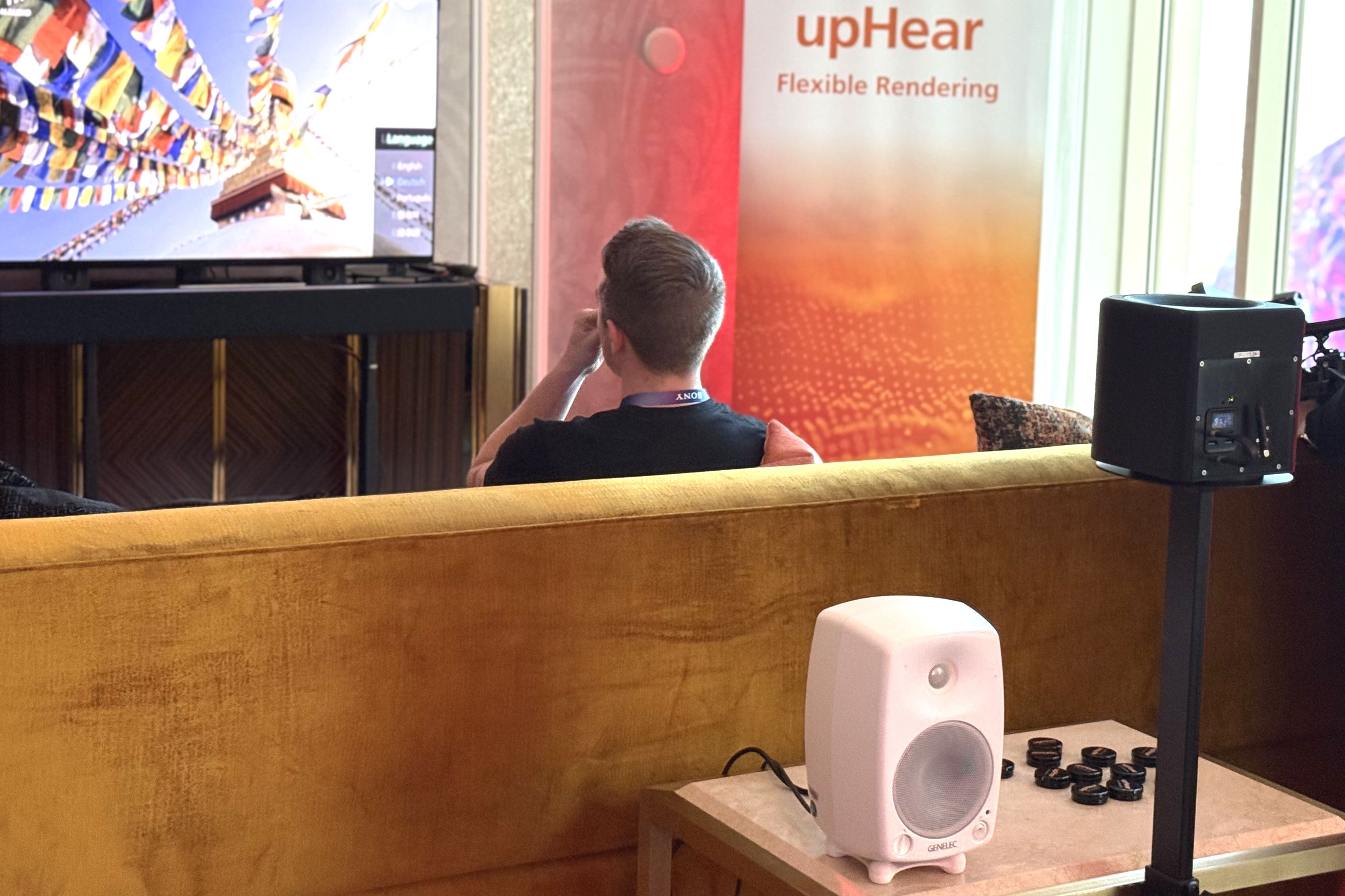 Fraunhofer демонстрирует свою технологию рендеринга UpHear Flexible на выставке CES 2025.