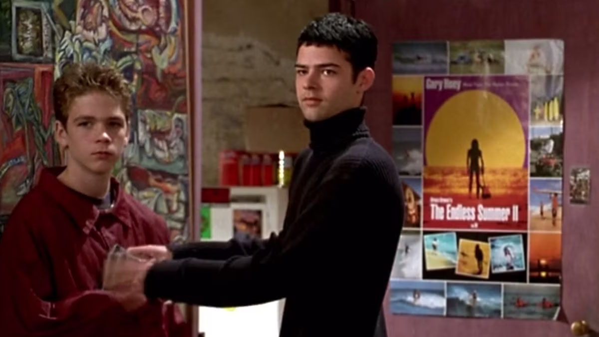 Johnny Whitworth e Rory Cochrane na Empire Records.