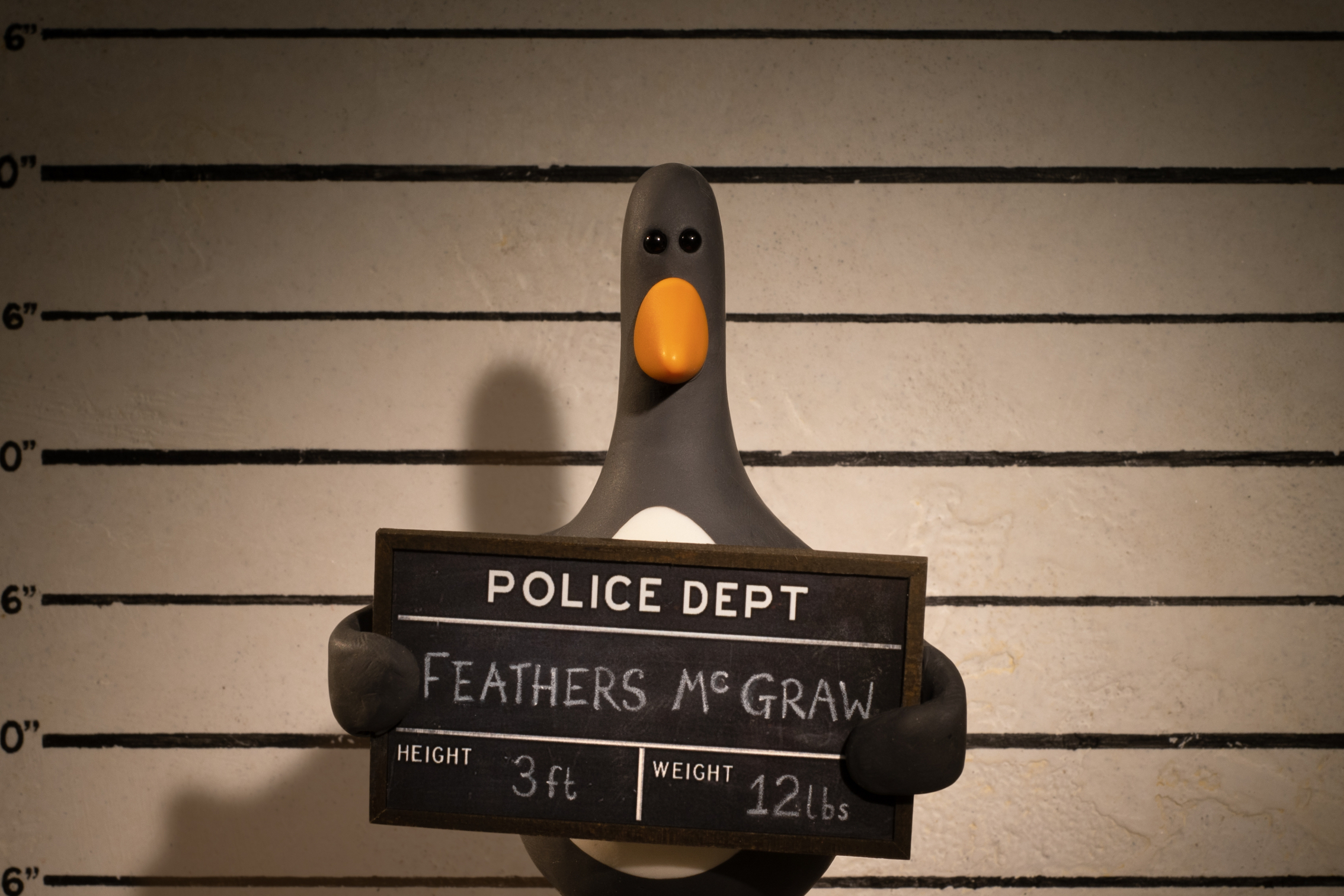 Feathers McGraw posa para su fotografía policial en Wallace & Gromit: Vengeance Most Fowl.