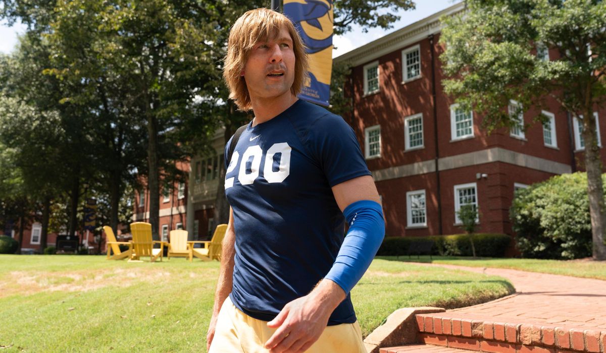 Glen Powell incarne Chad Powers dans la nouvelle série Hulu