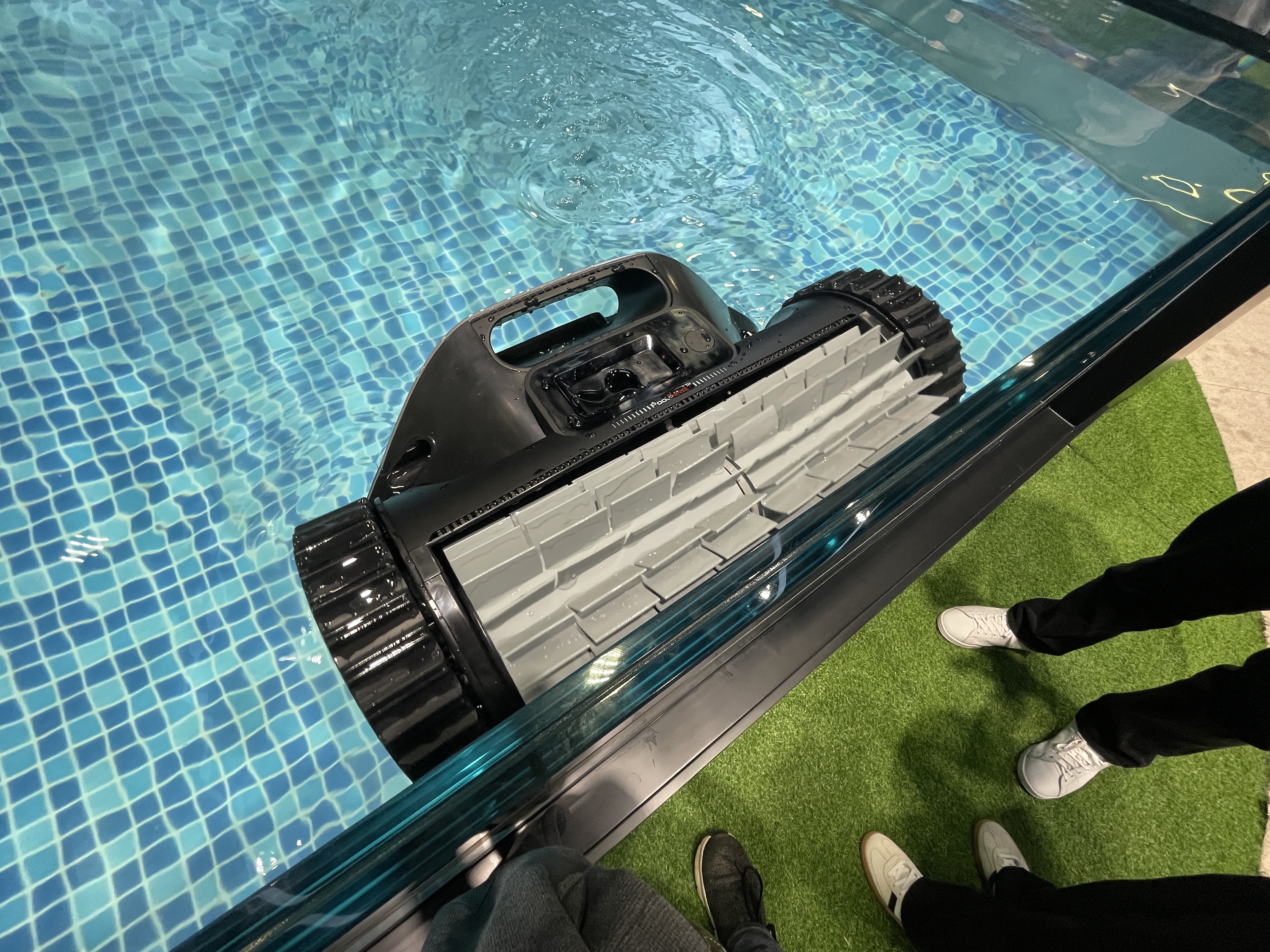 Le Dreame Z1 Pro peut nettoyer le fond, les côtés et le dessus de la piscine.