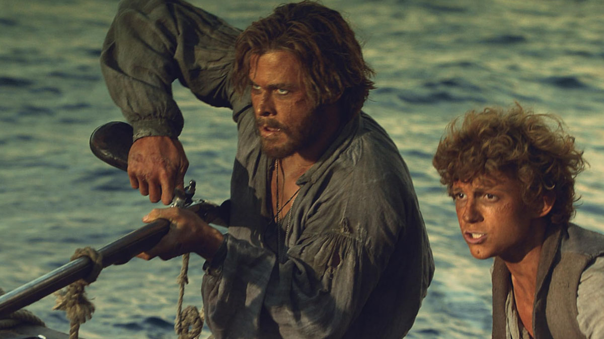 Chris Hemsworth e Tom Holland juntos em cena de In the Heart of the Sea.