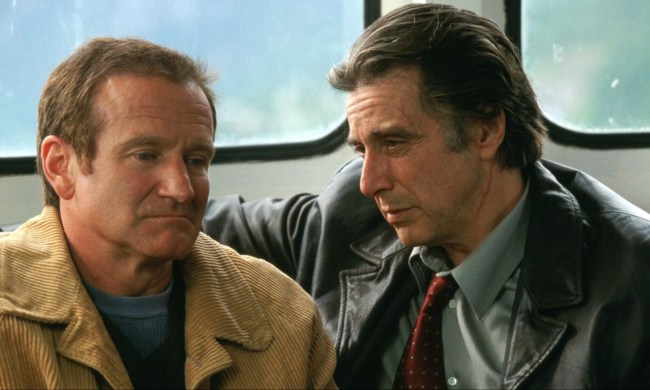 Al Pacino puts his hand over Robin Williams' shoulder in Insomnia.