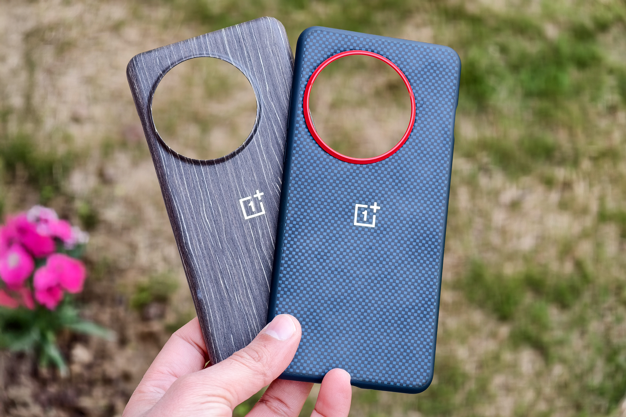 Официальные чехлы OnePLus 13 из арамидного волокна и древесины под дерево в руке.