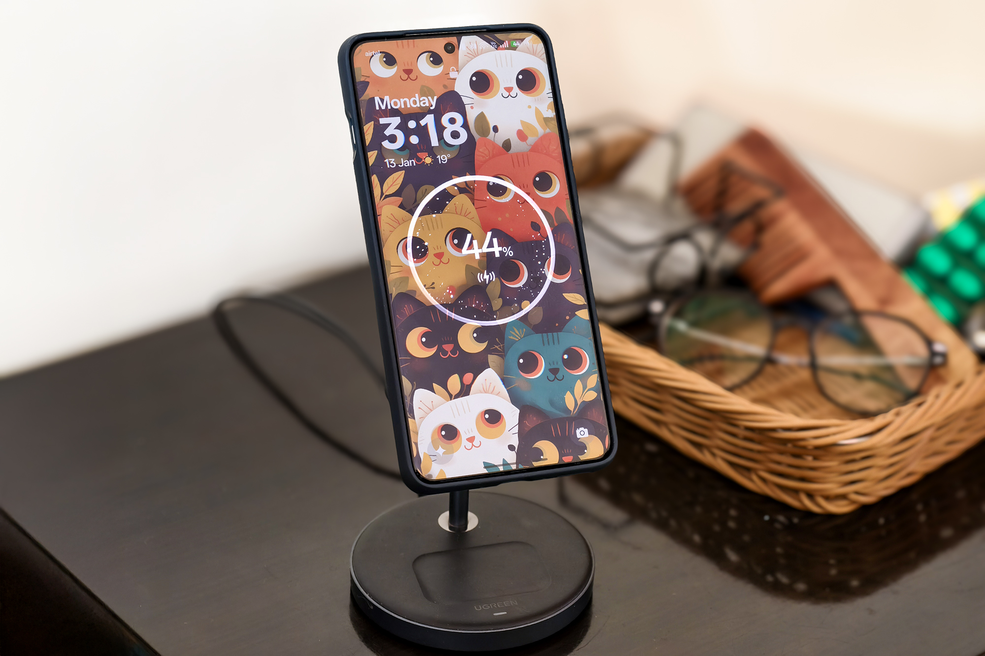 Беспроводная зарядка OnePlus 13 с помощью зарядного устройства Ugreen MagSafe.