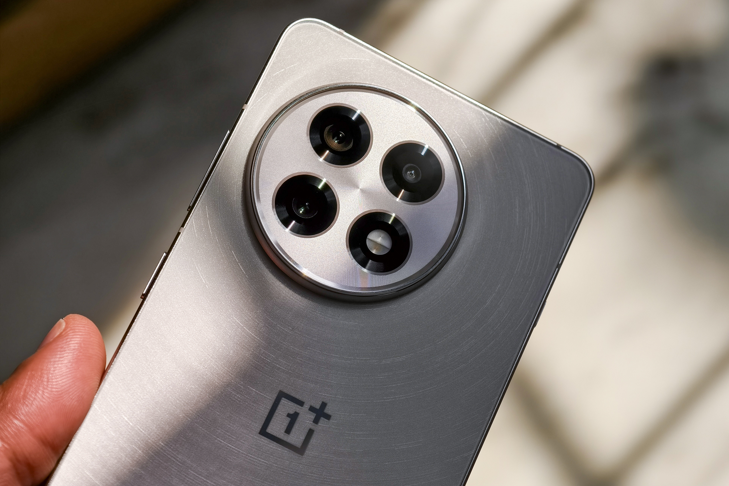 Módulo de cámara del OnePlus 13R blanco en la mano.