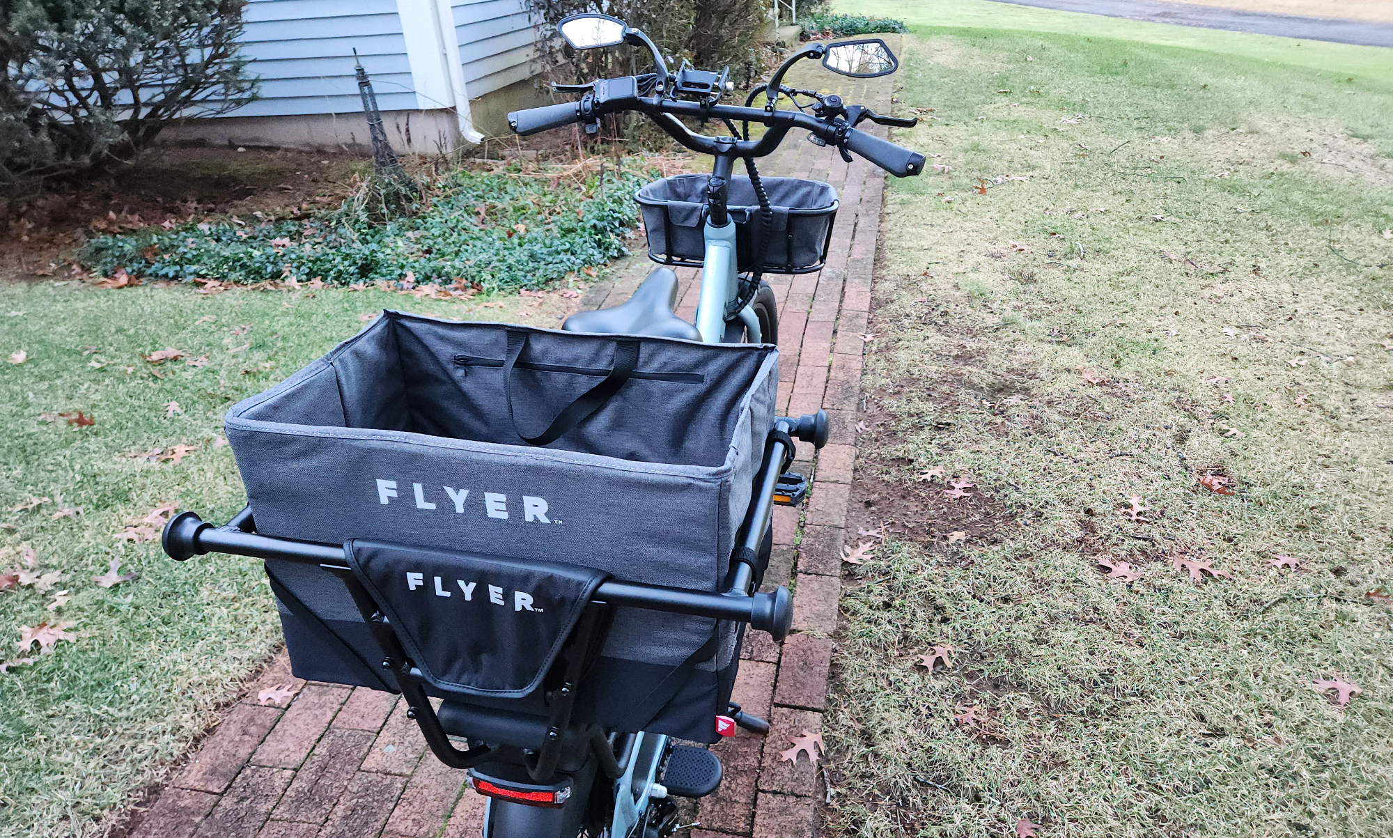 Retrovisor da e-bike Radio Flyer Flex com todos os opcionais instalados.