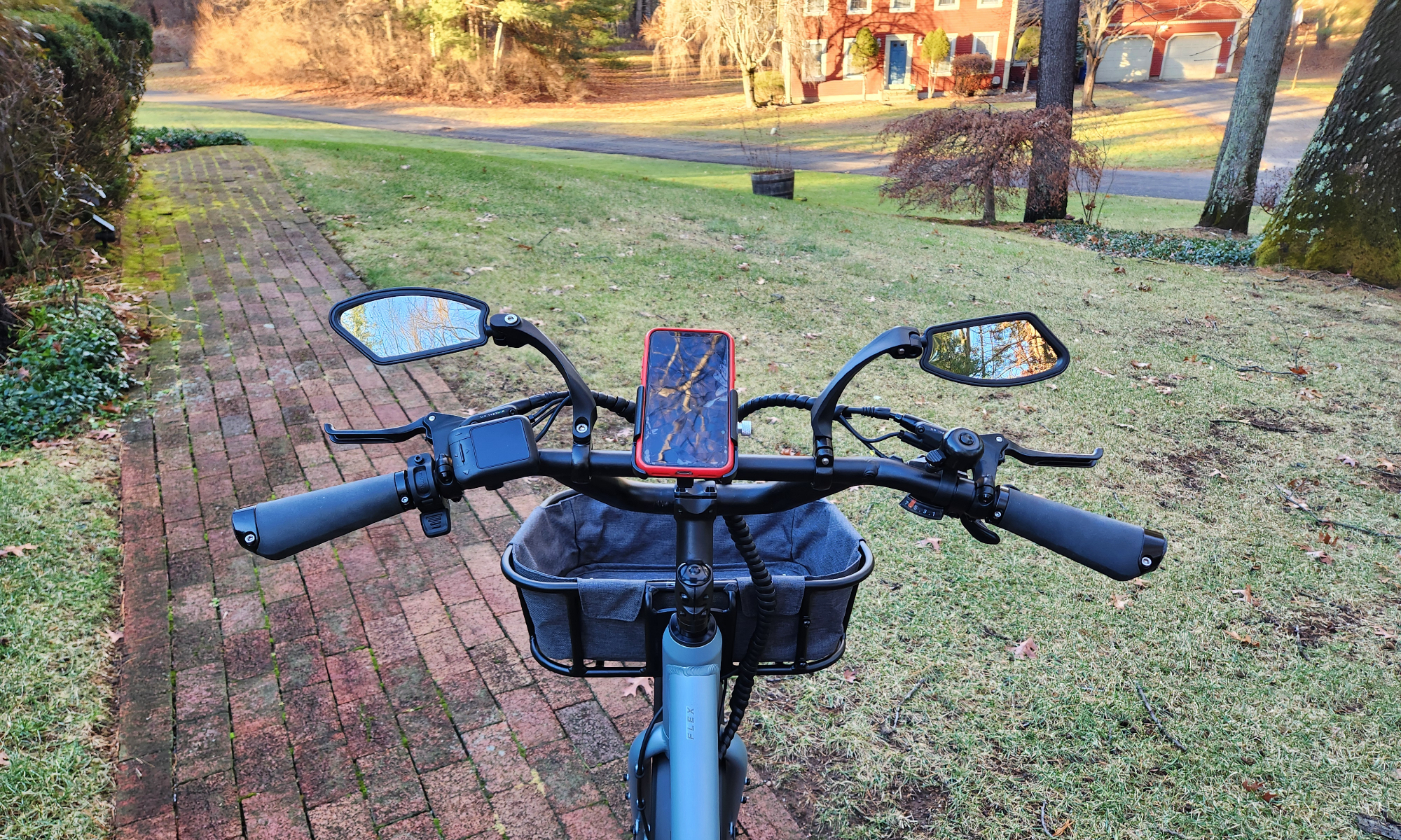 Bicicleta eléctrica Radio Flyer Flex con espejos opcionales y soporte para teléfono instalado.