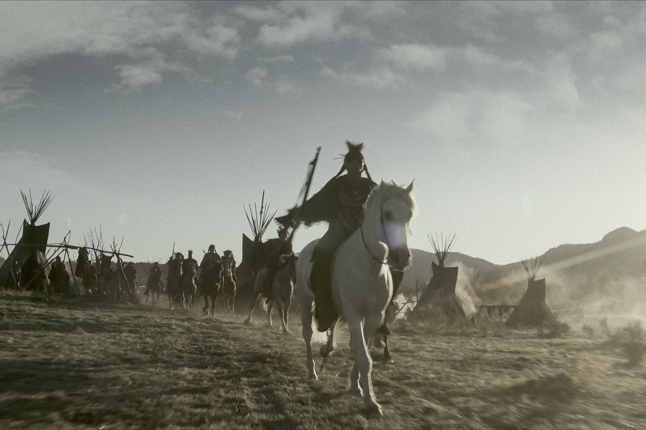 Red Feather reitet auf einem Pferd in American Primeval.