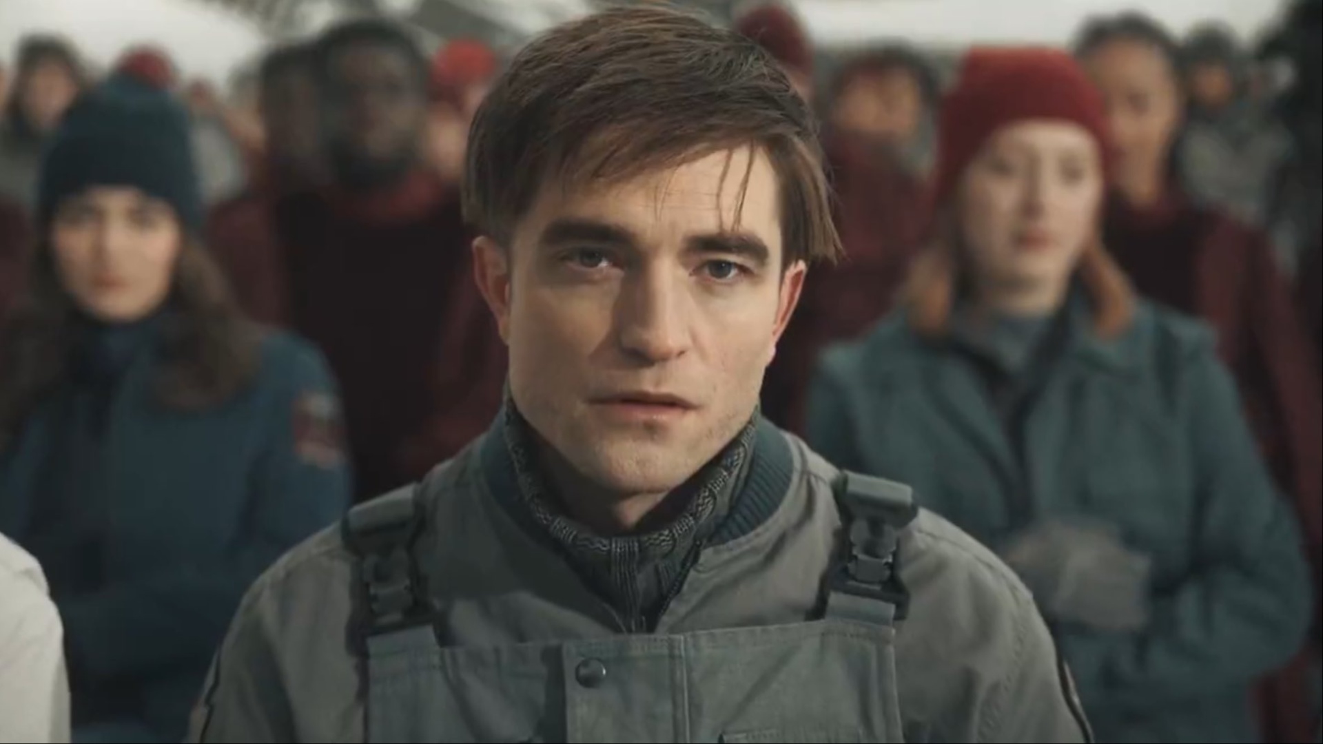 Robert Pattinson regarde d'un air confus dans Mickey 17.