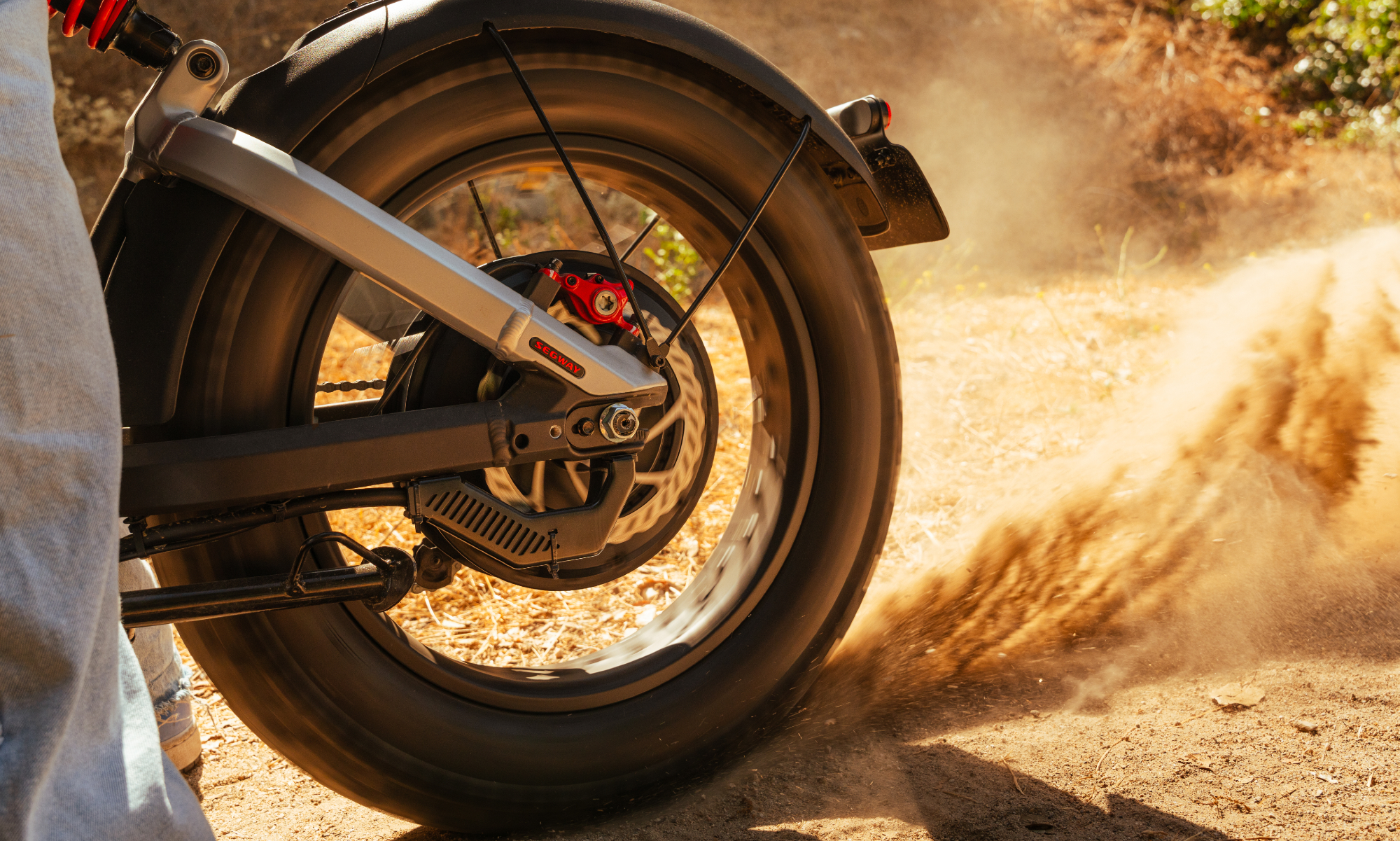 Le vélo électrique Segway Xyber soulève du sable dans la terre.