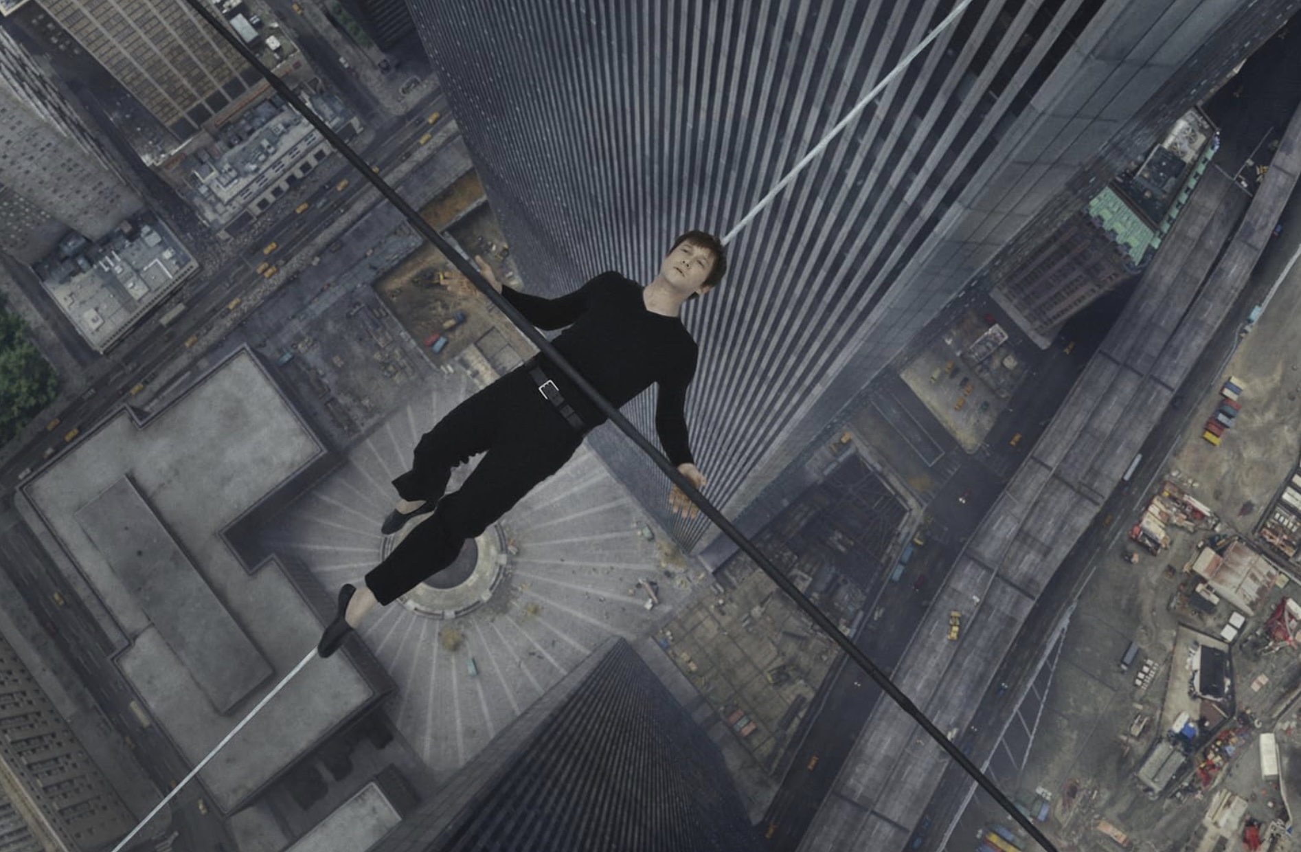 Joseph Gordon-Levitt se apoya en el cable en The Walk.