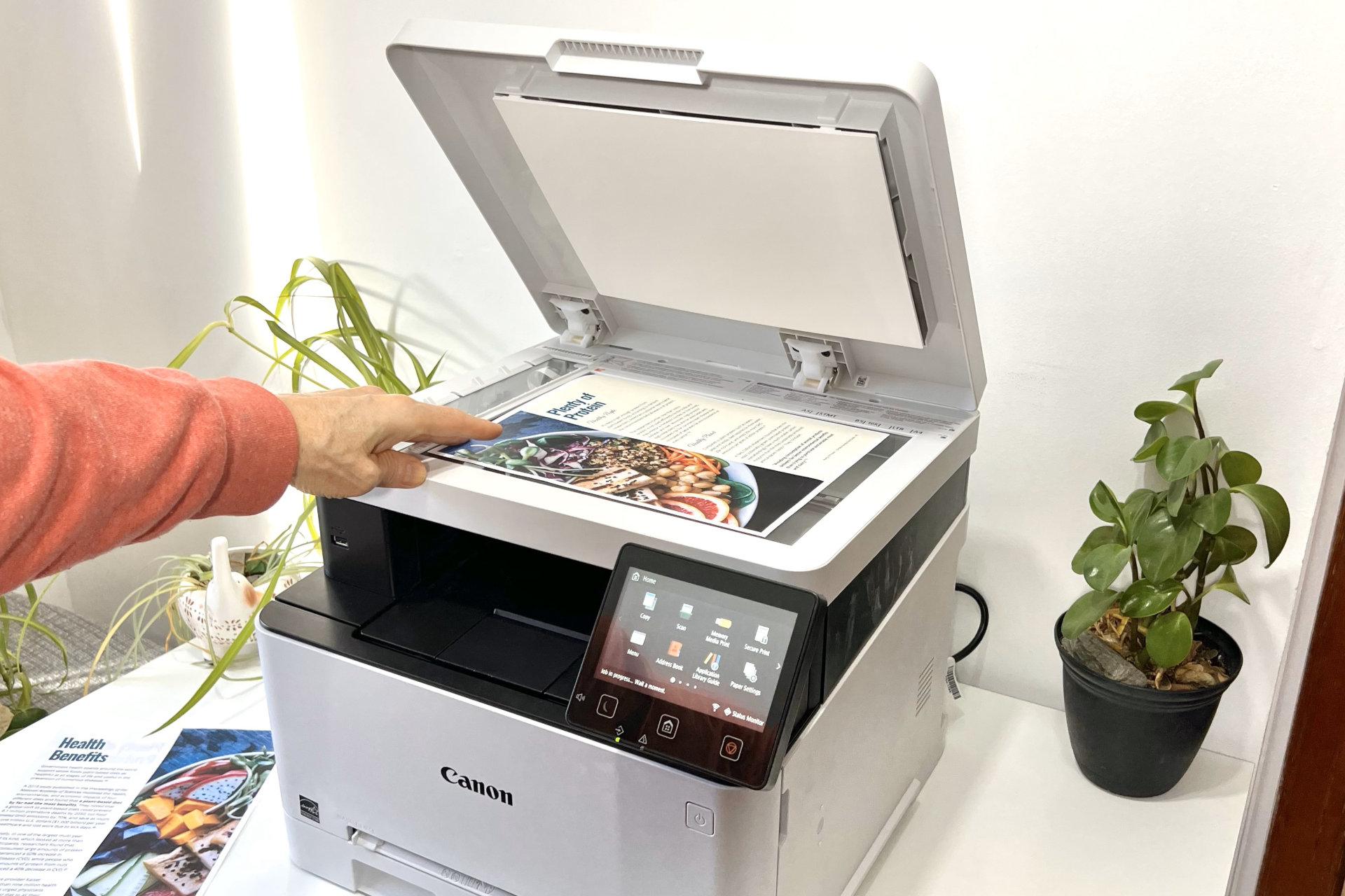 O scanner de mesa do Color imageClass MF653Cdw é bastante rápido, mas um ADF é melhor para documentos de várias páginas.