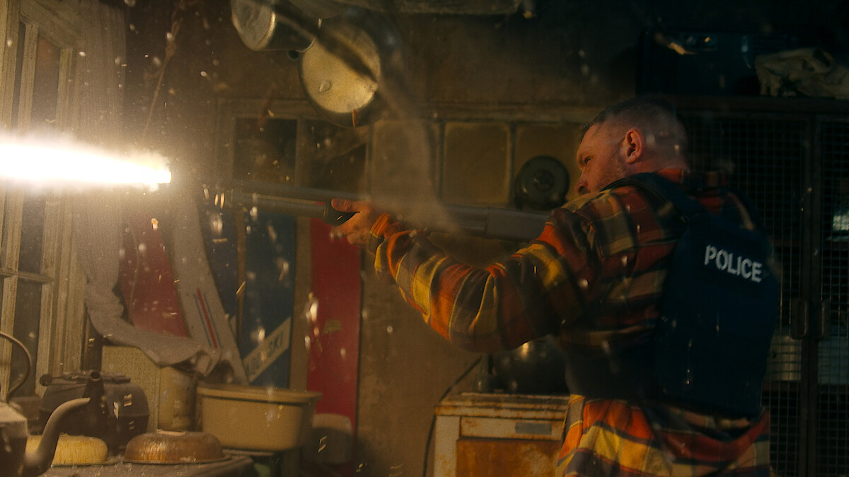 Tom Hardy disparando um rifle em Havoc.