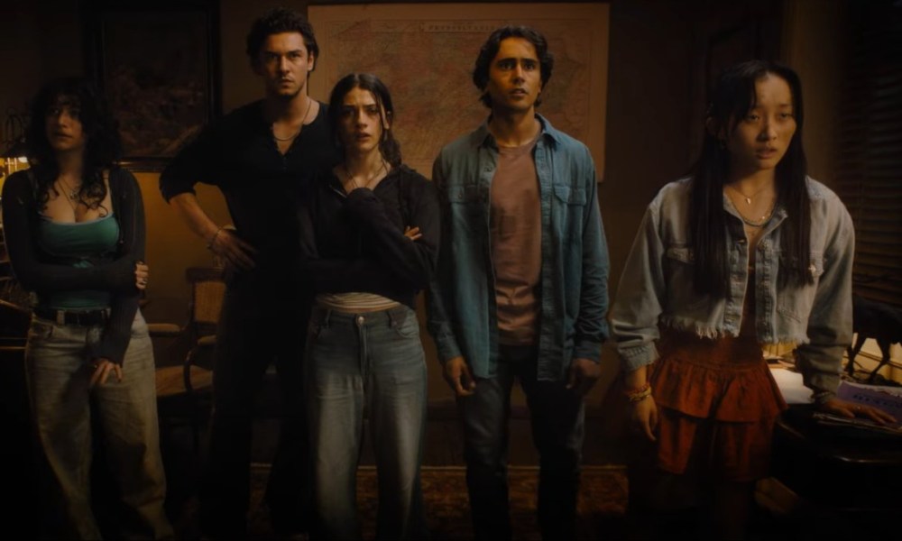 A group of teenagers stand next to each other and look confused in Until Dawn.