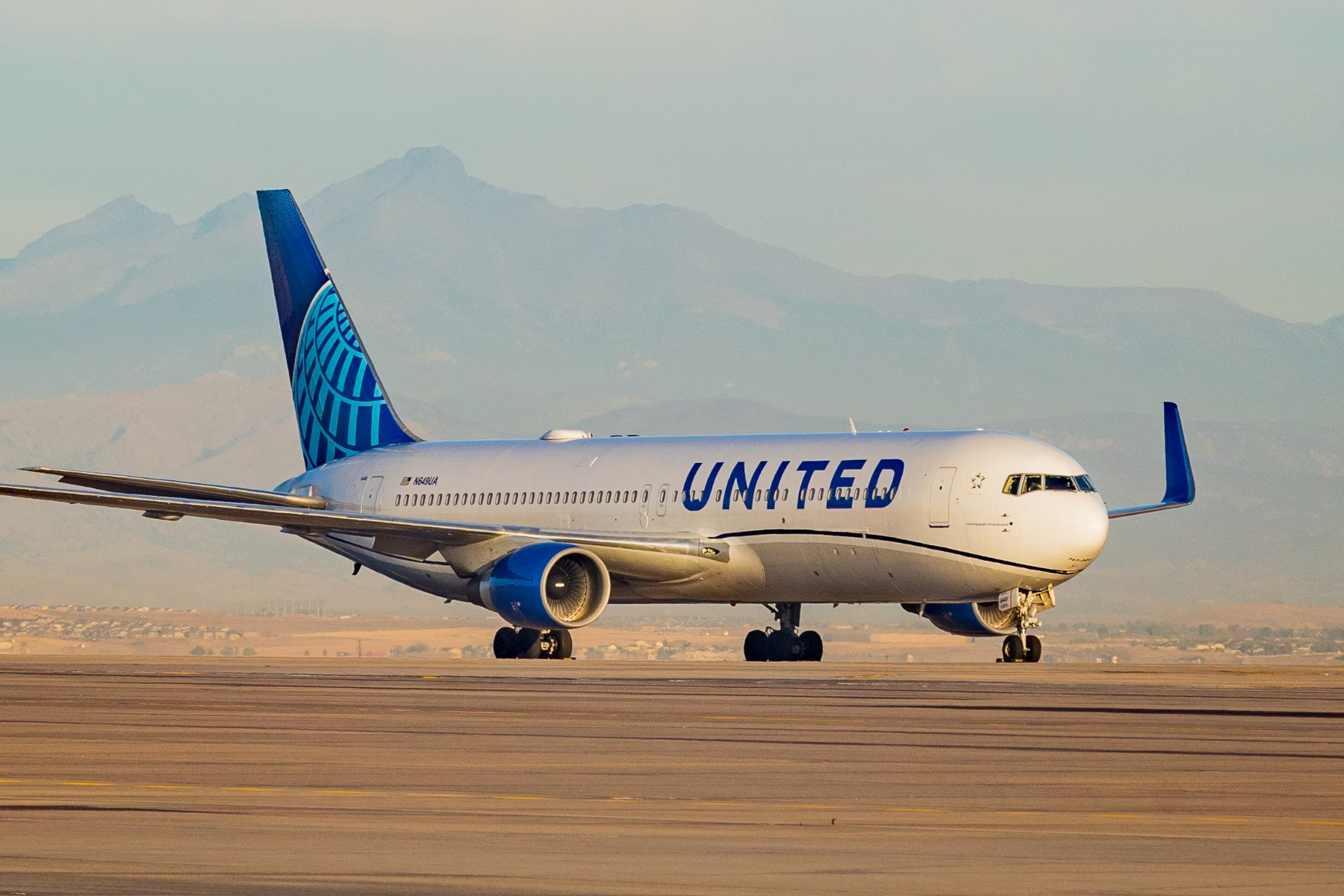 Вид на коммерческий самолет United Airlines.