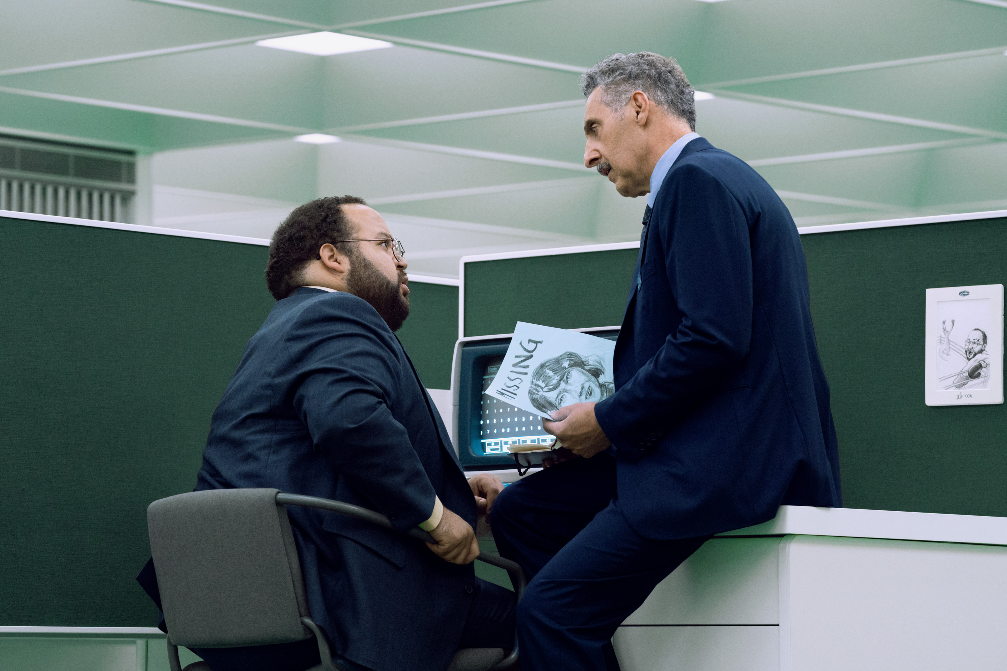 Zach Cherry sitzt mit John Turturro in Staffel 2 von Severance zusammen.