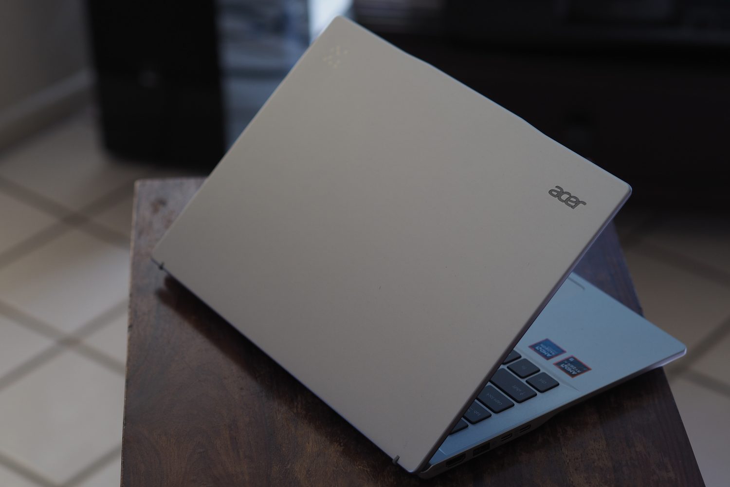 Vue arrière de l'Acer Swift 14 AI AMD montrant les couvercles et le logo.