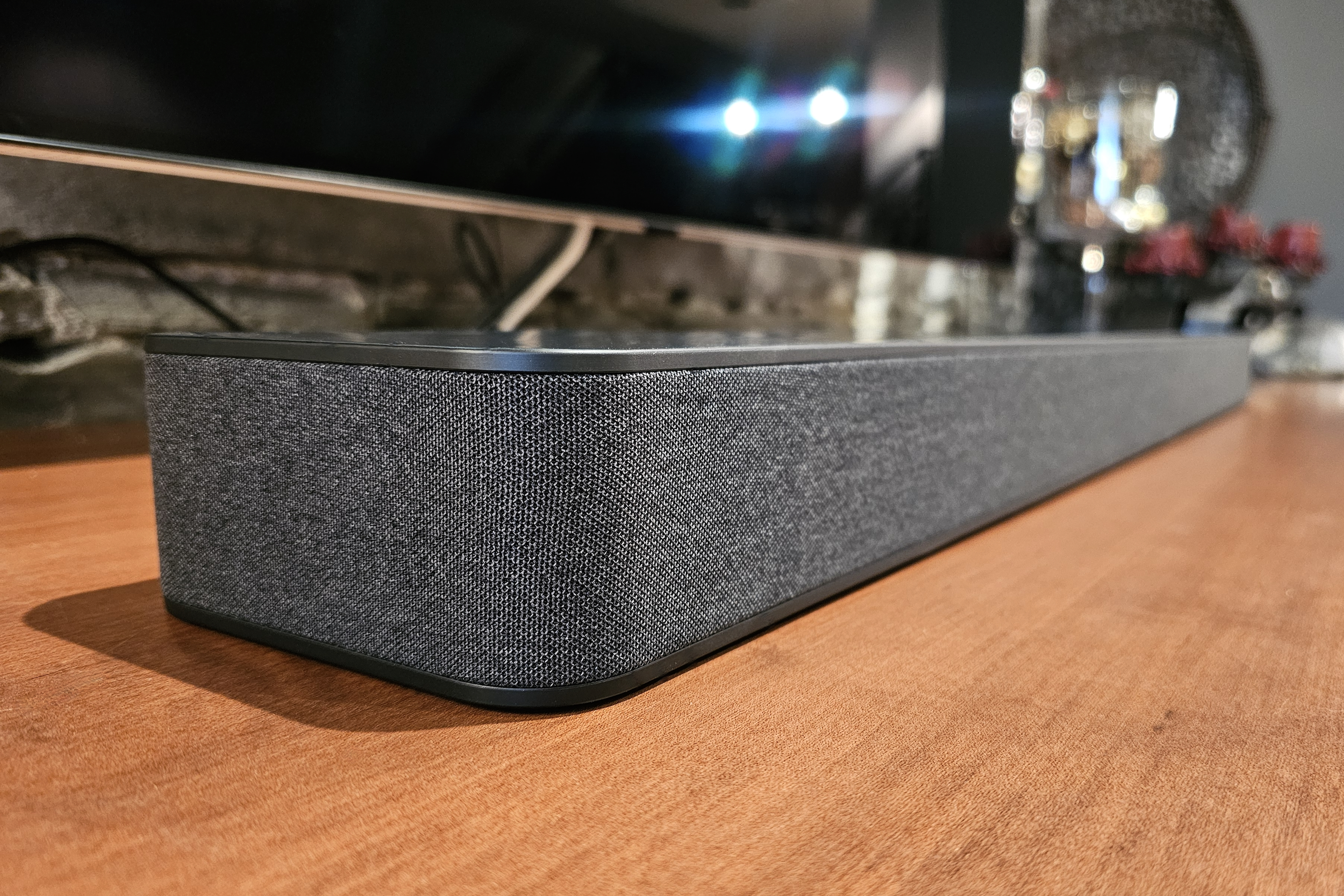 Amazon Fire TV Soundbar Plus: вид под левым углом.