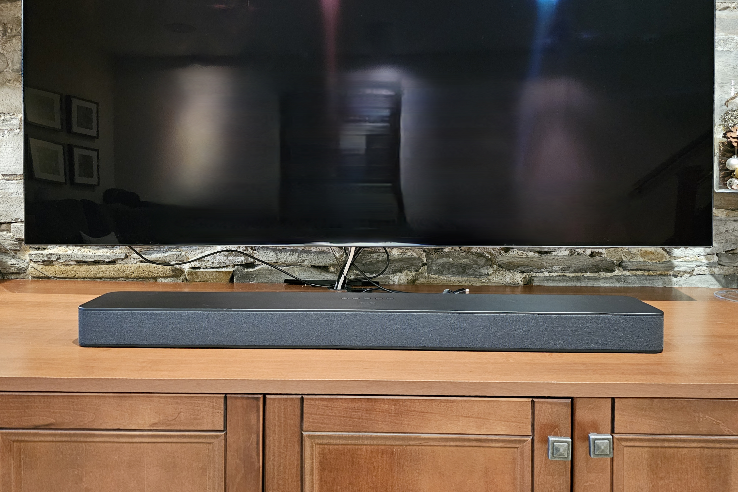 Amazon Fire TV Soundbar Plus: na frente de uma TV de 65 polegadas.