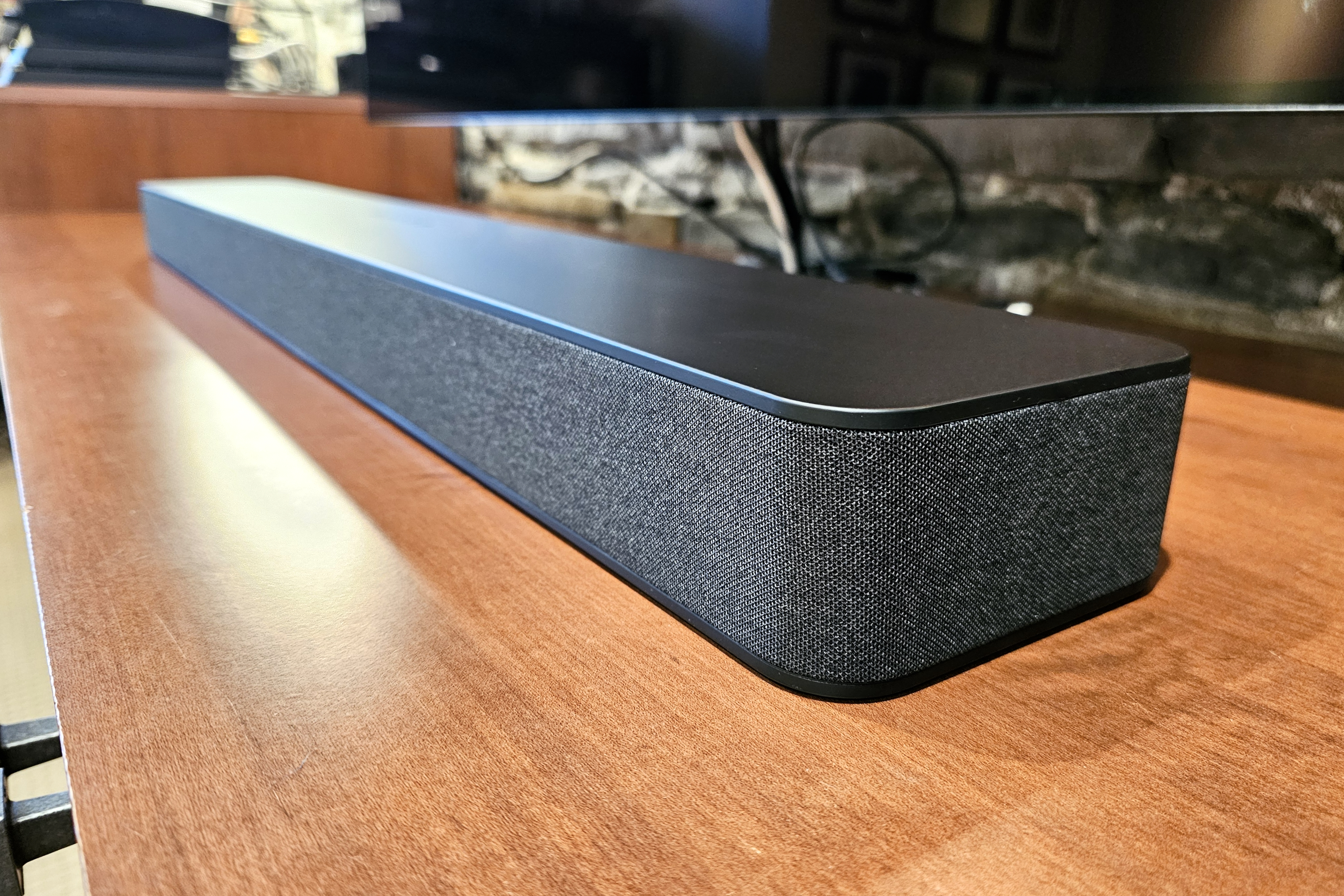 Amazon Fire TV Soundbar Plus: вид на звуковую панель под прямым углом.