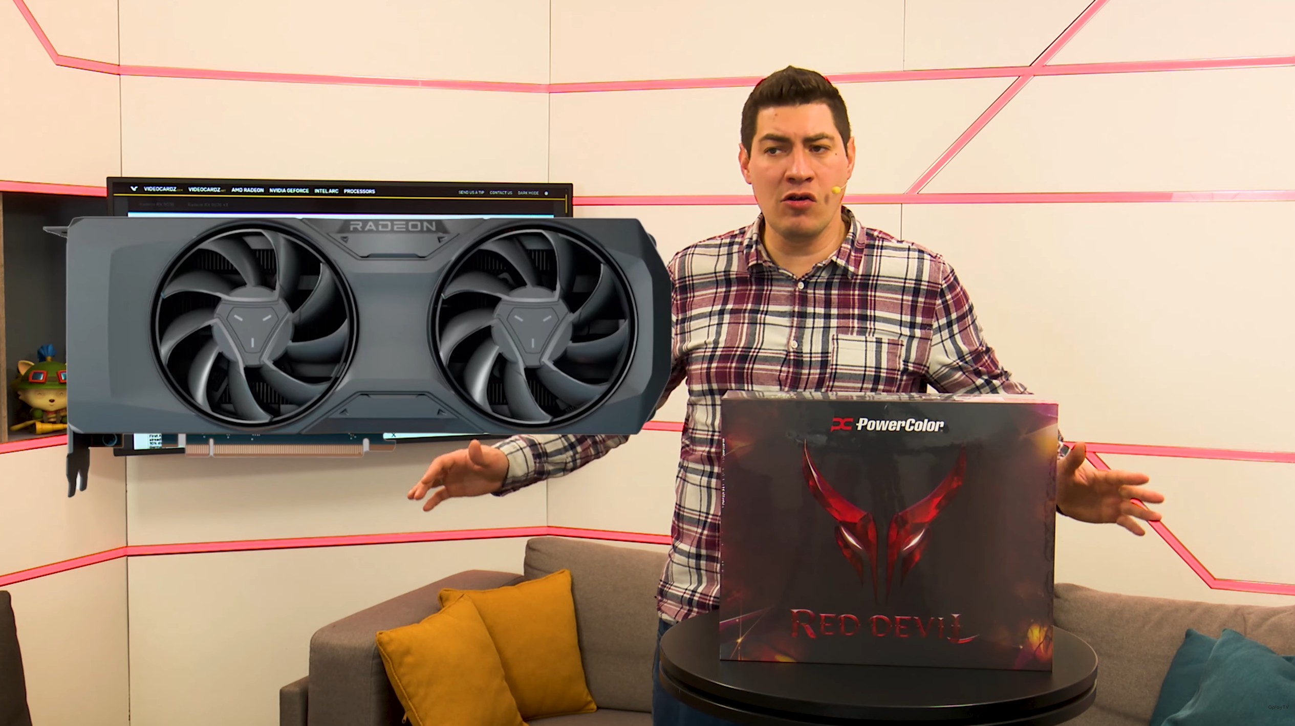 Un homme présente la boîte RX 9070 XT PowerColor Red Devil.