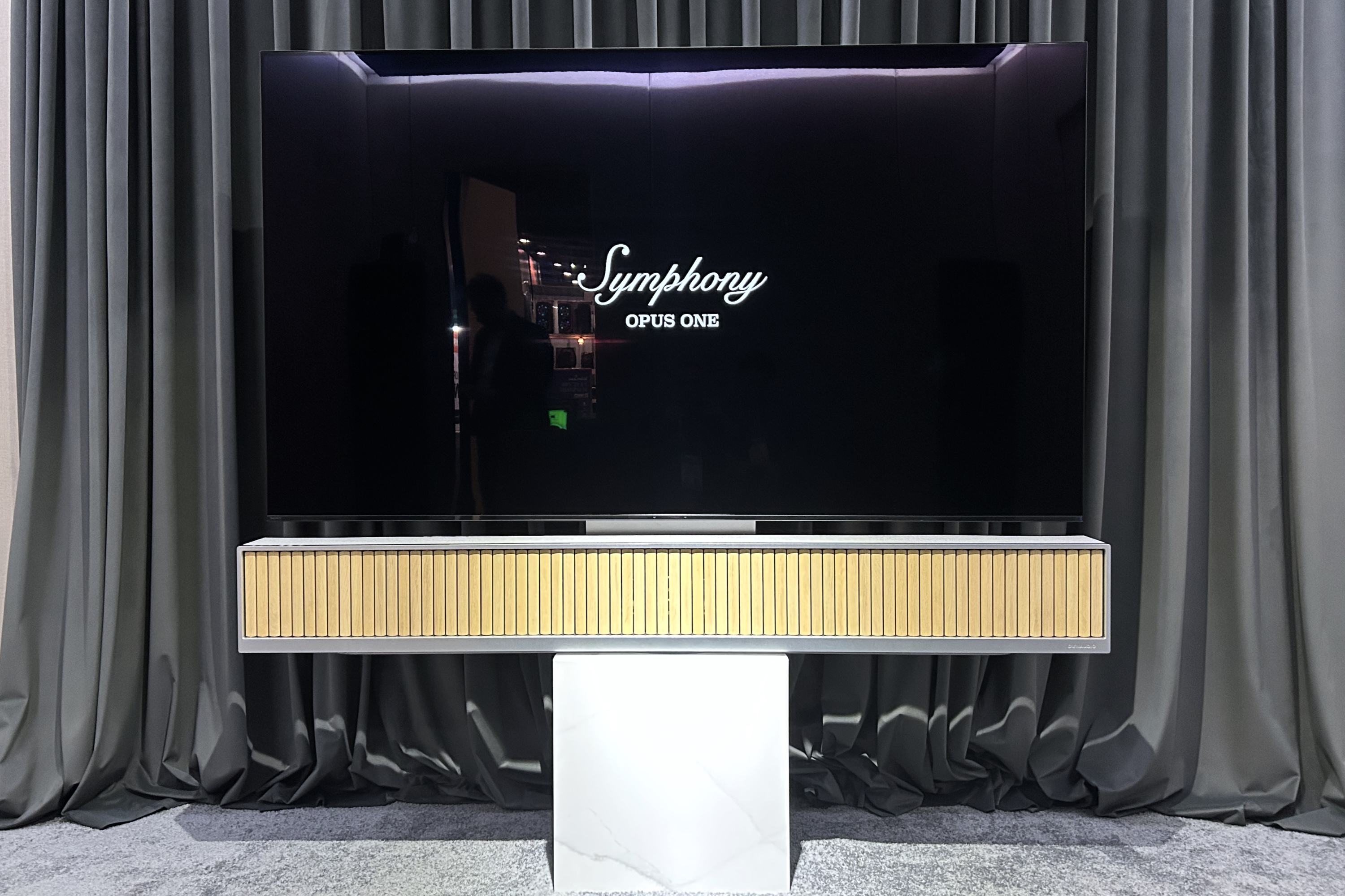 Dynaudio Symphony Opus One unter einem 83-Zoll-Fernseher.