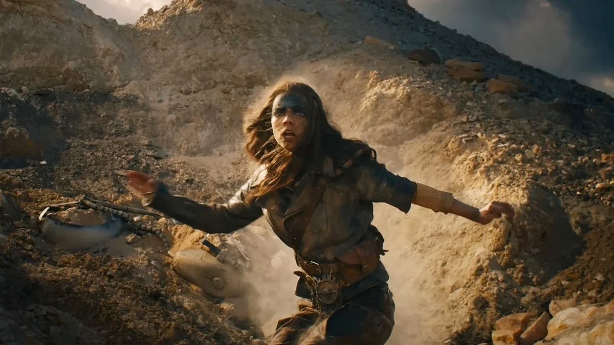 Furiosa descend une colline dans Furiosa : A Mad Max Tale.