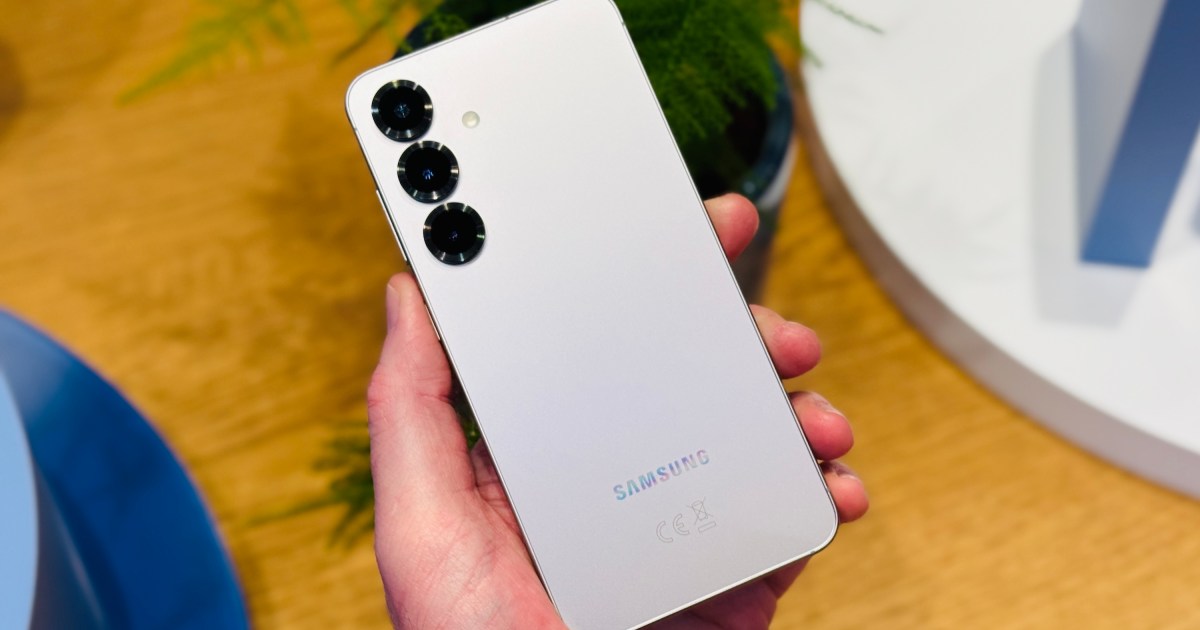 Does the Samsung Galaxy S25 come with a charger in the box?