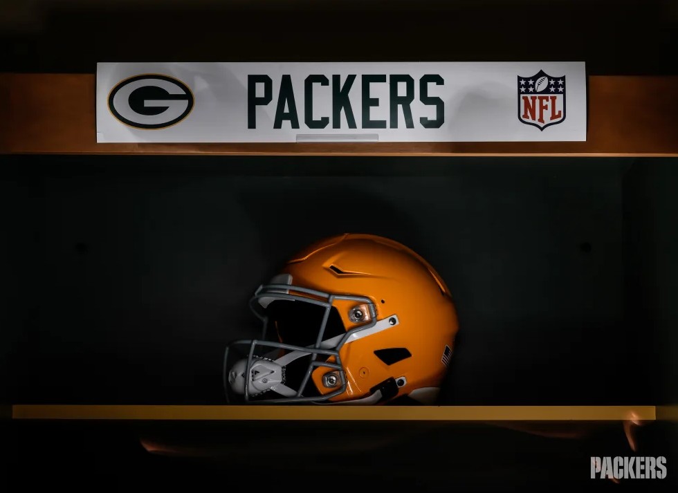 Шлем и логотип Green Bay Packers.