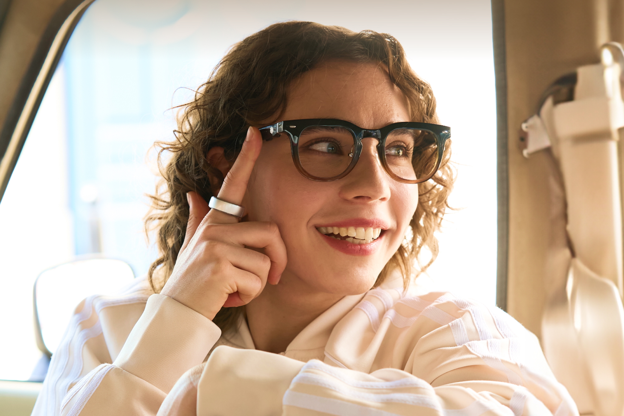 Ein Model, das die Halliday AI-Brille und den Smart Ring trägt.