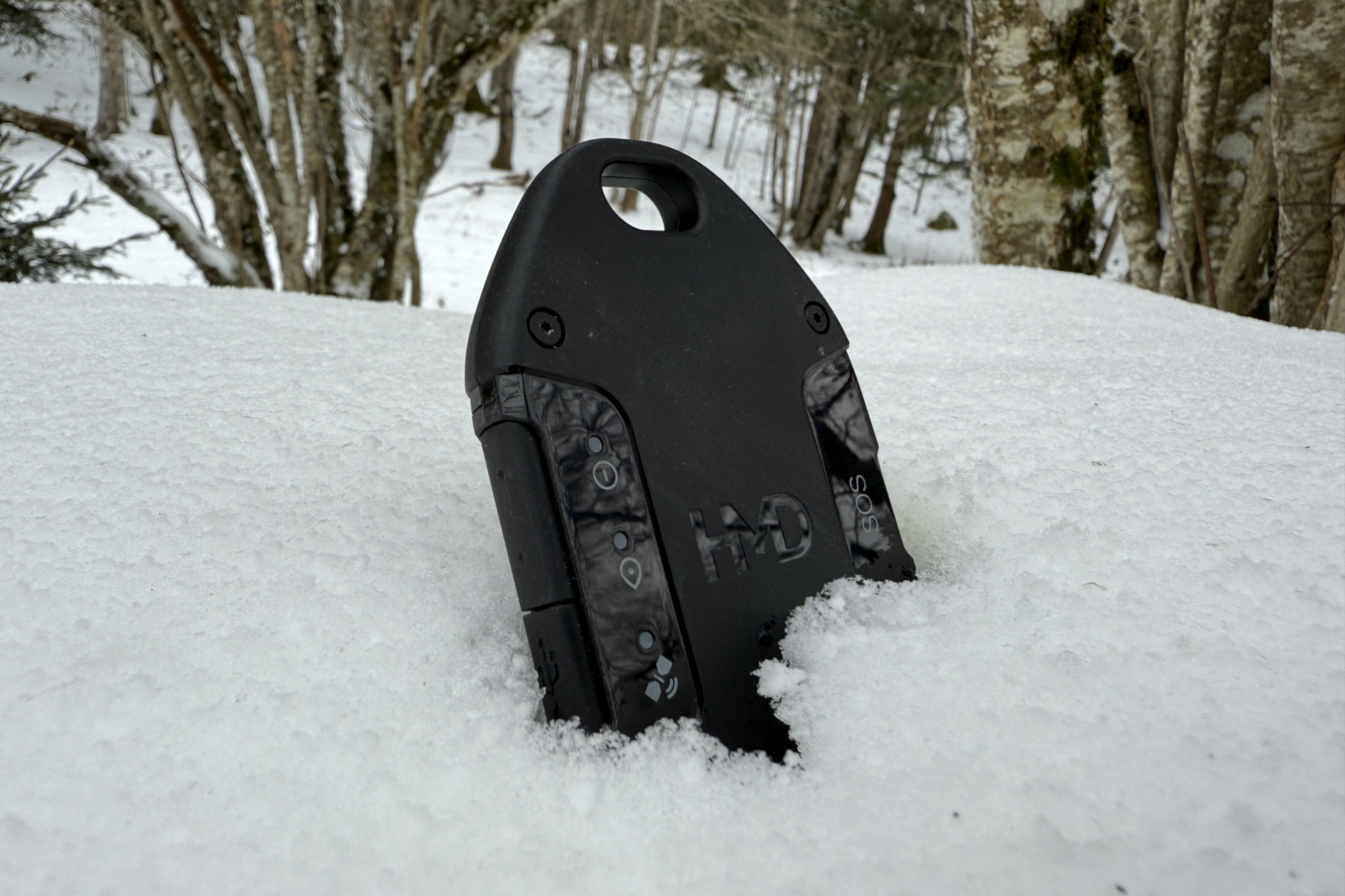 Le HMD OffGrid assis debout dans un tas de neige.