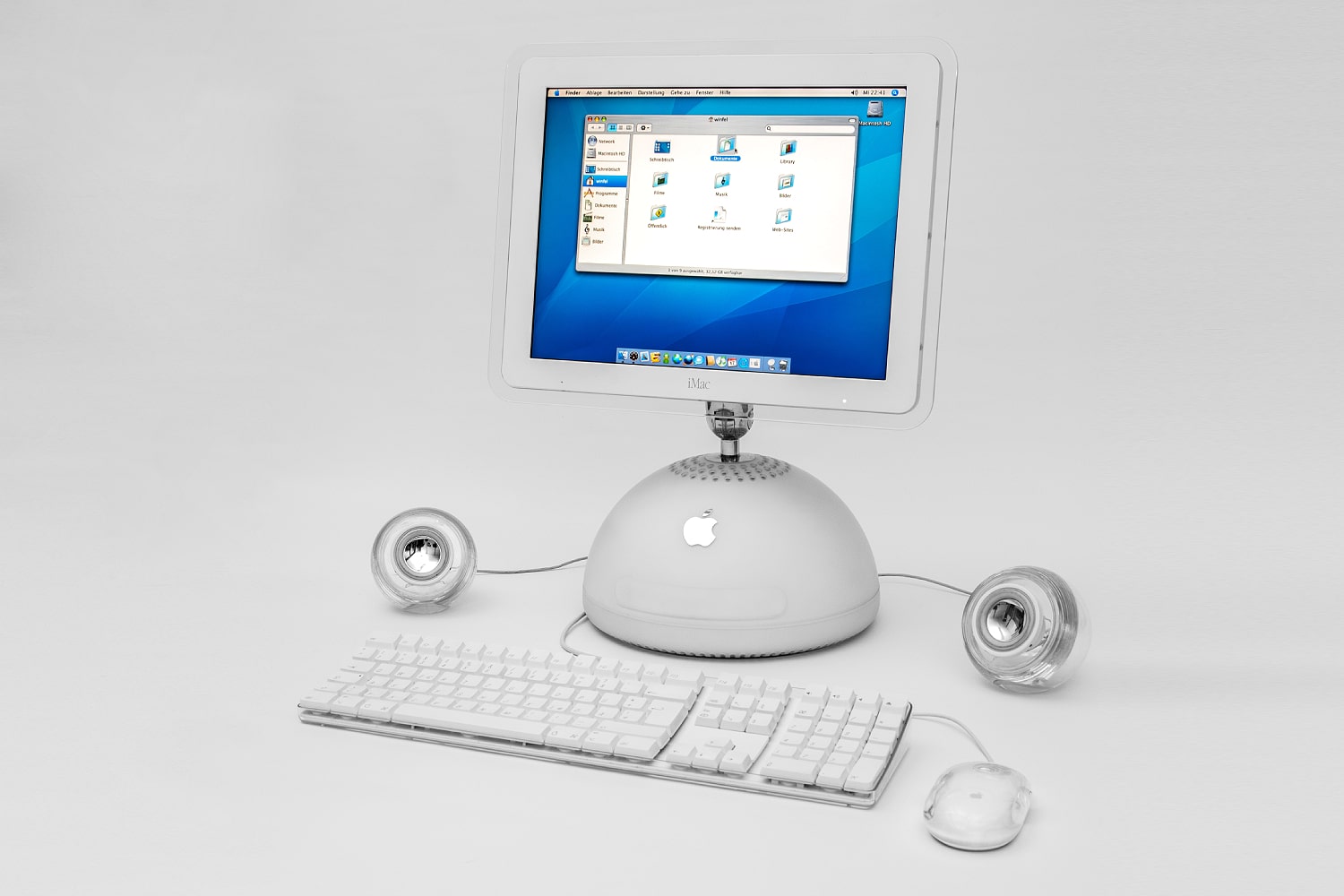 Ein Apple iMac G4 auf einem Schreibtisch.