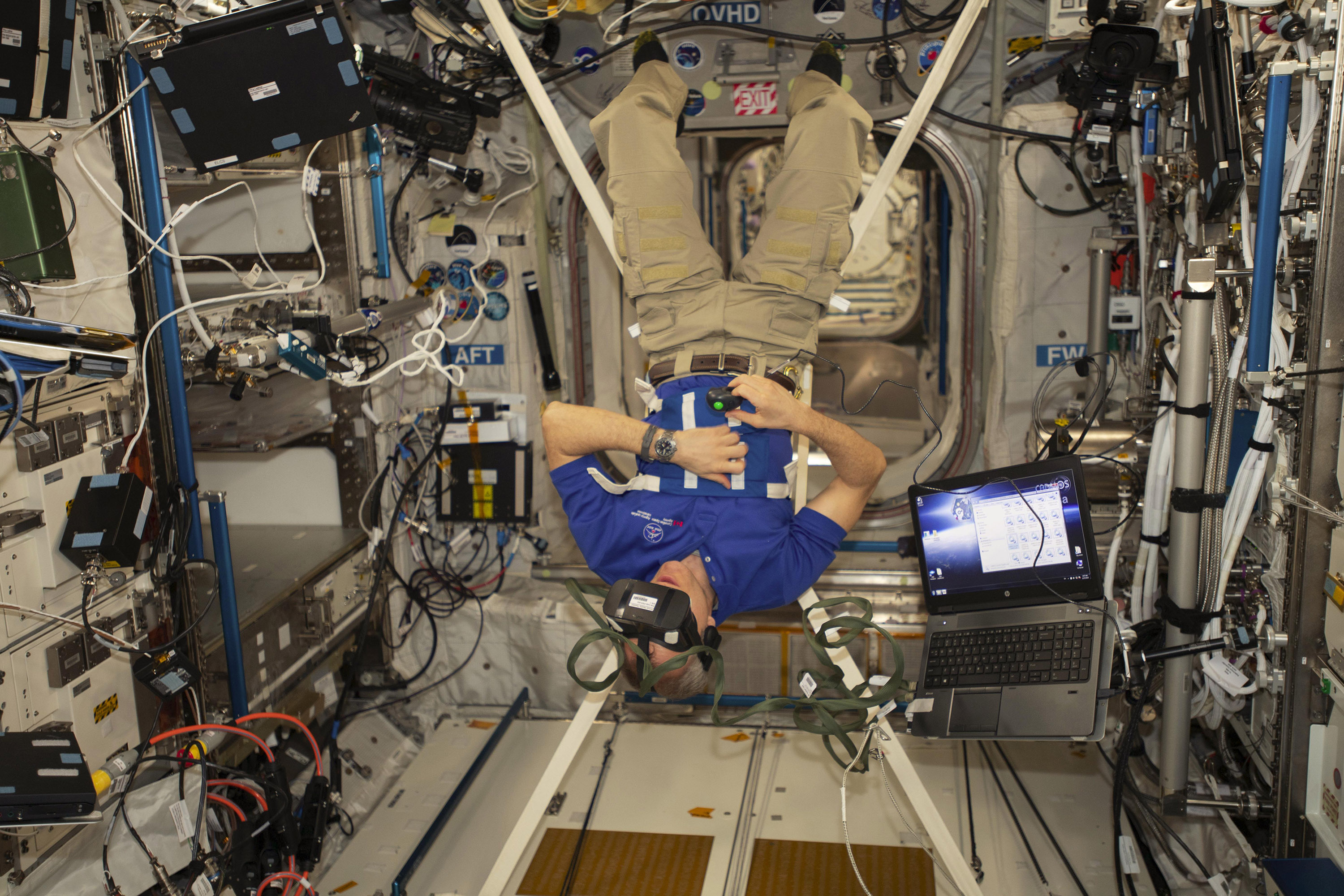 CSA astronaut David Saint-Jacques conducts a session for VECTION.