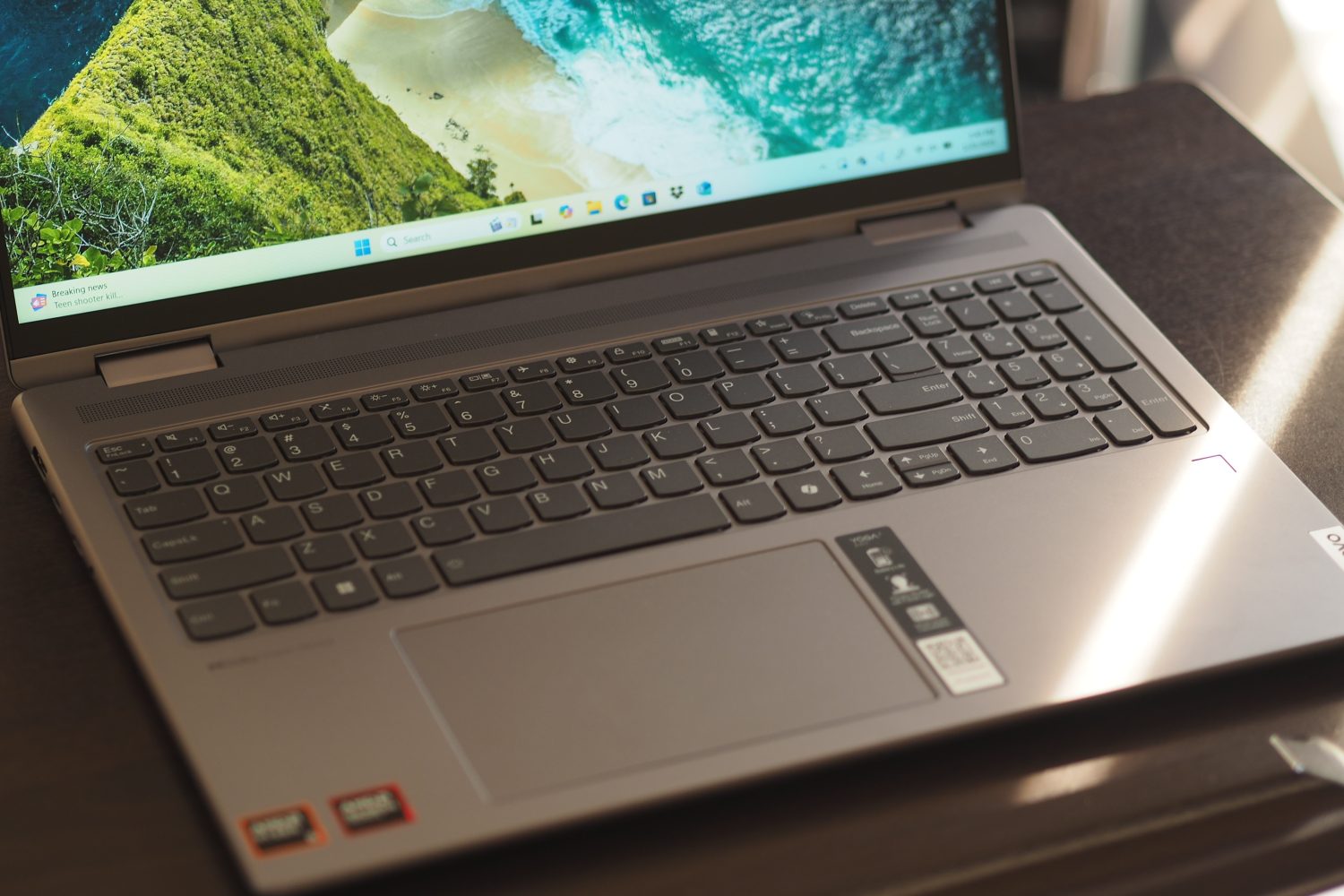 Lenovo Yoga 7 2 em 1 16 visualização de cima para baixo mostrando teclado e touchpad.