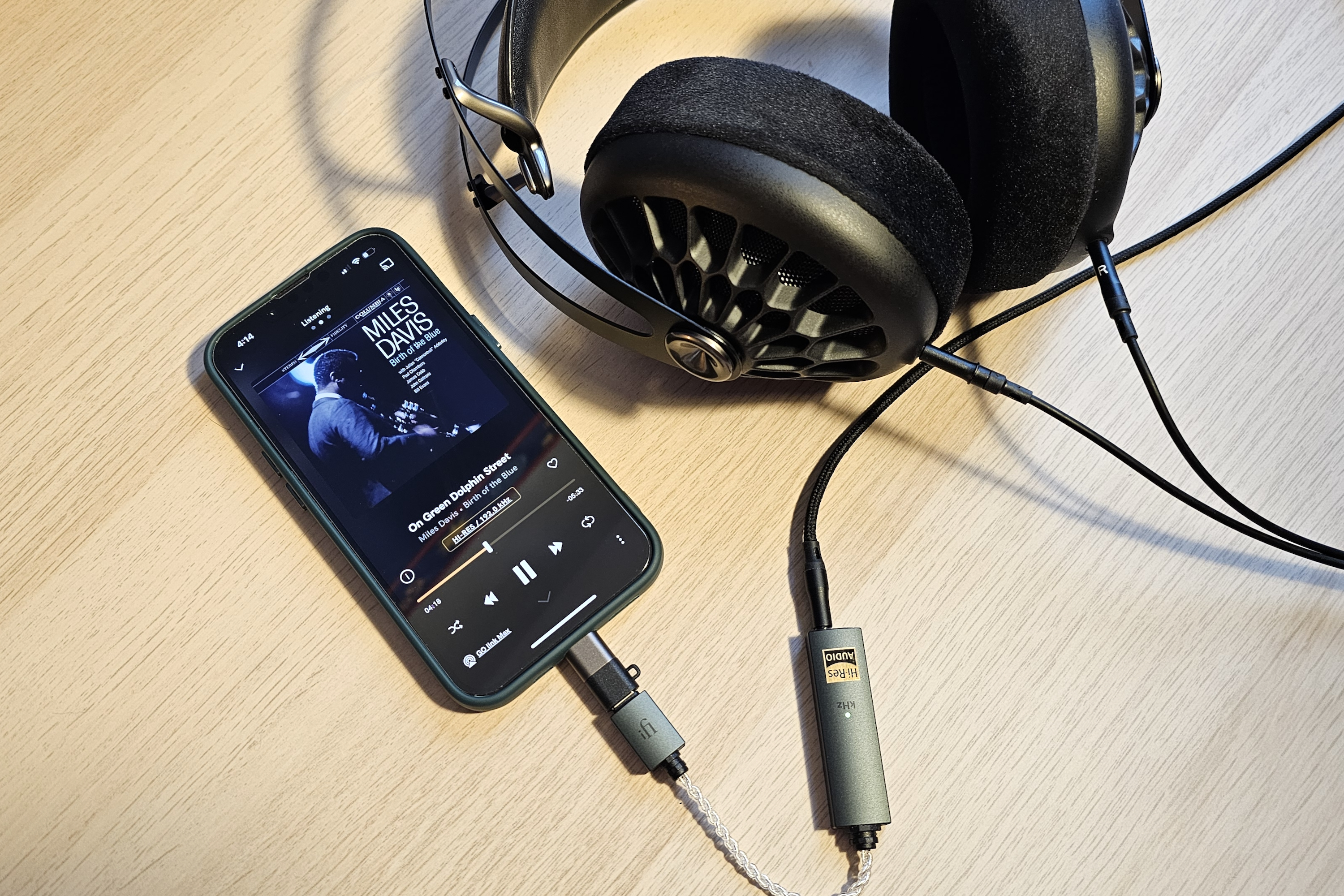 Meze Audio 105 AER avec Ifi Go Link Max et un iPhone 14.