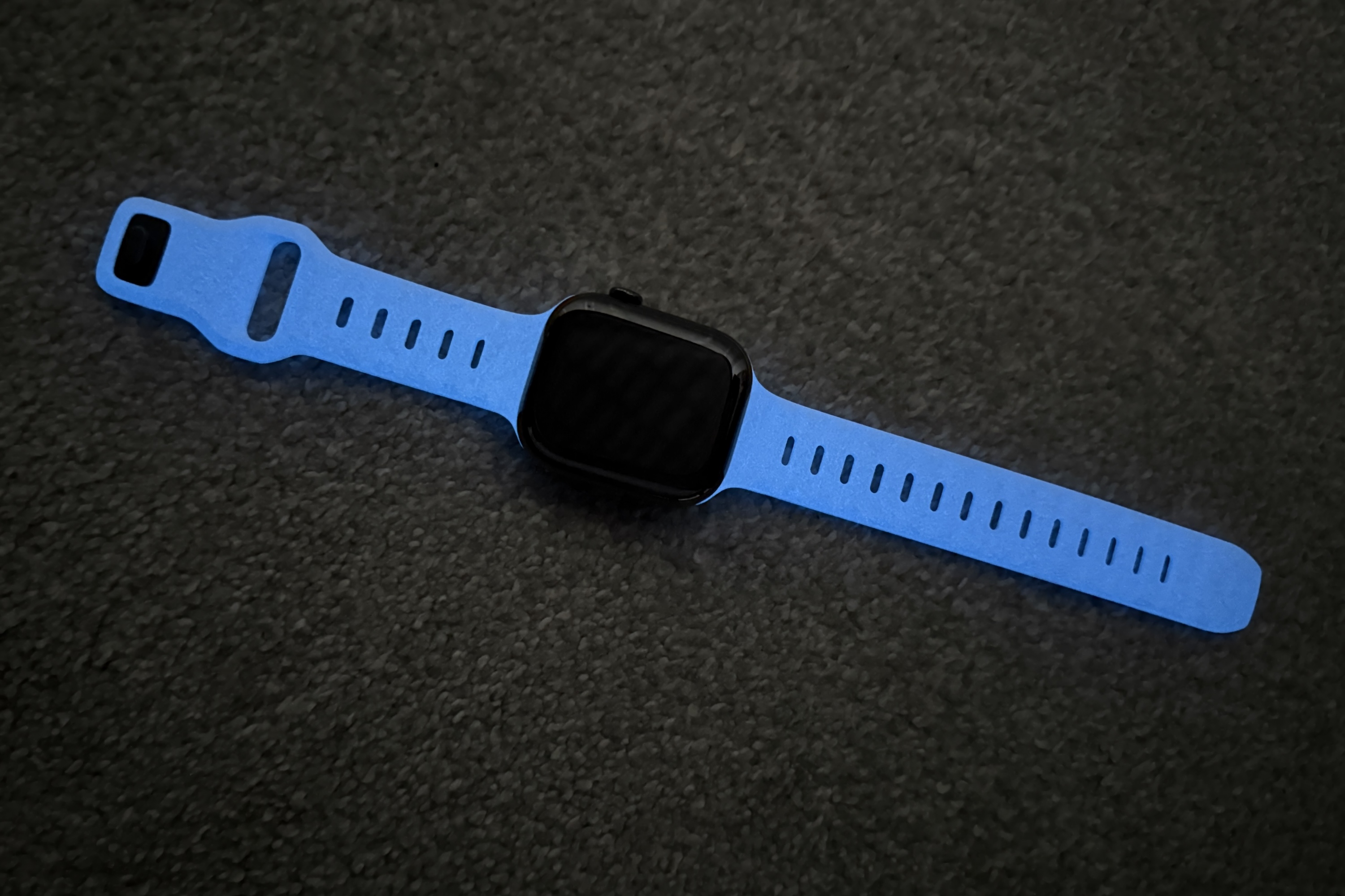 A Nomad Sport Band com acabamento Icy Blue que brilha no escuro.