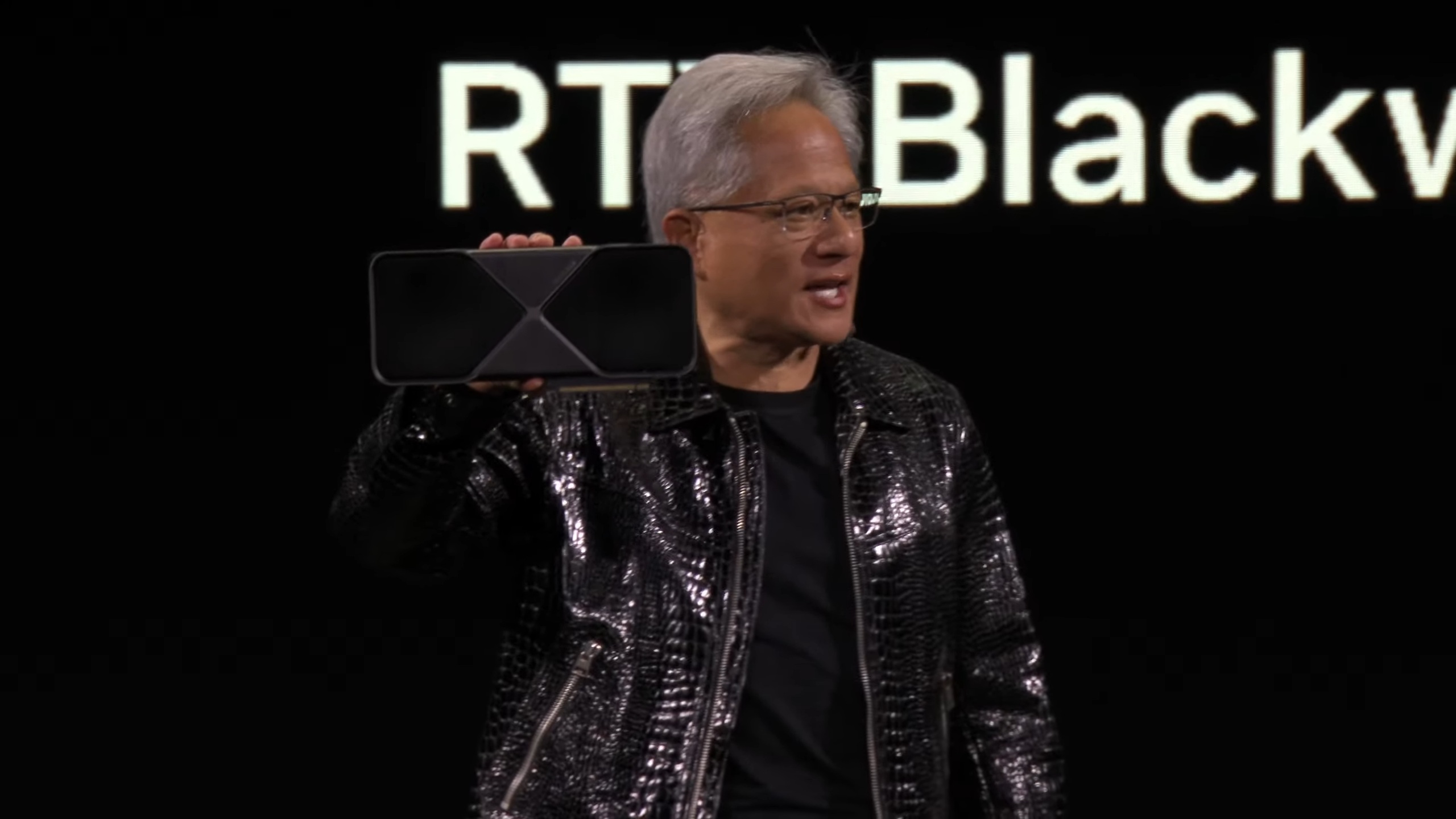 El director ejecutivo de Nvidia, Jensen Huang, muestra el RTX 5090 en CES 2025.