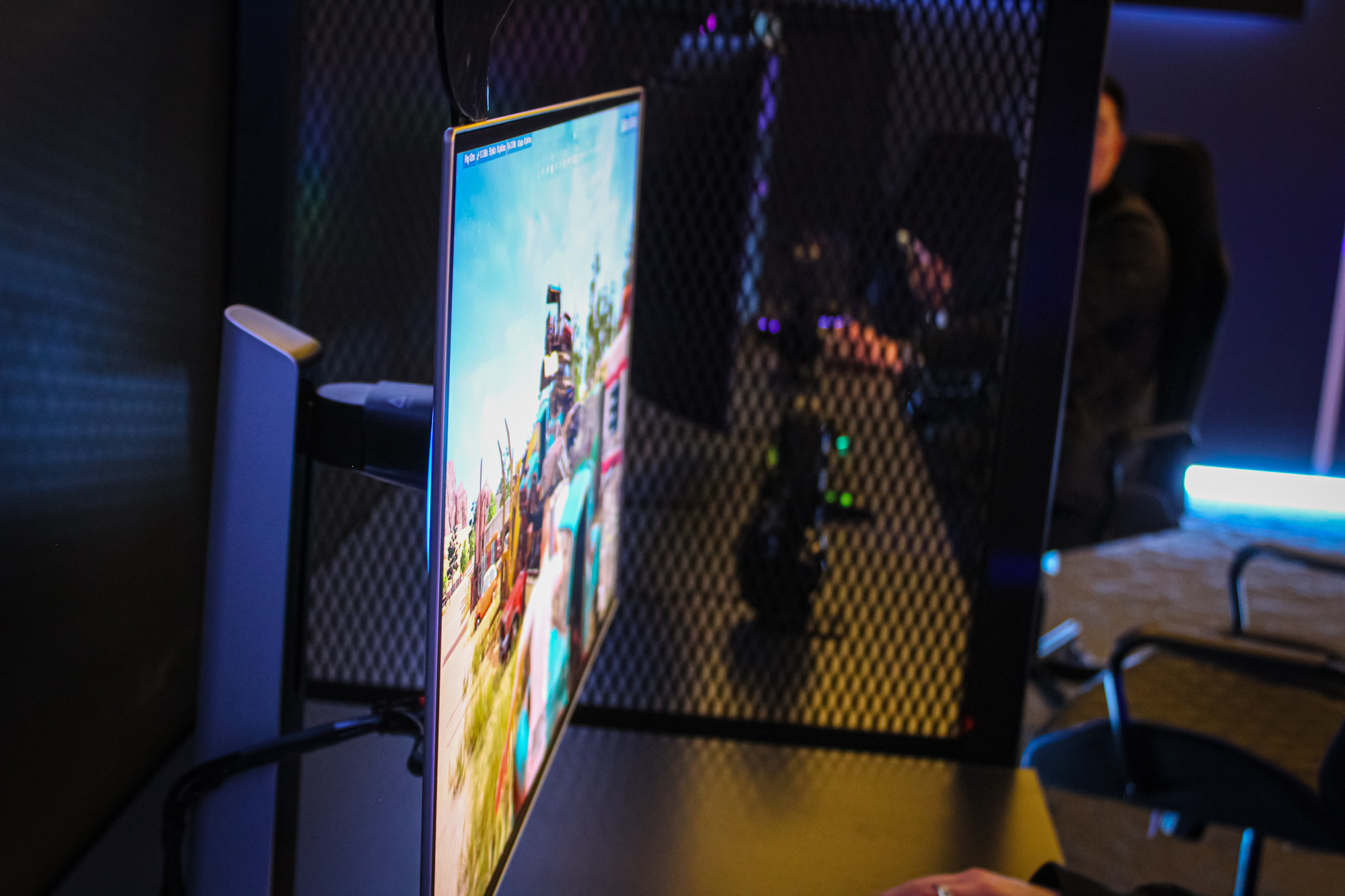 A lateral do monitor de jogos Samsung Odyssey OLED G6.