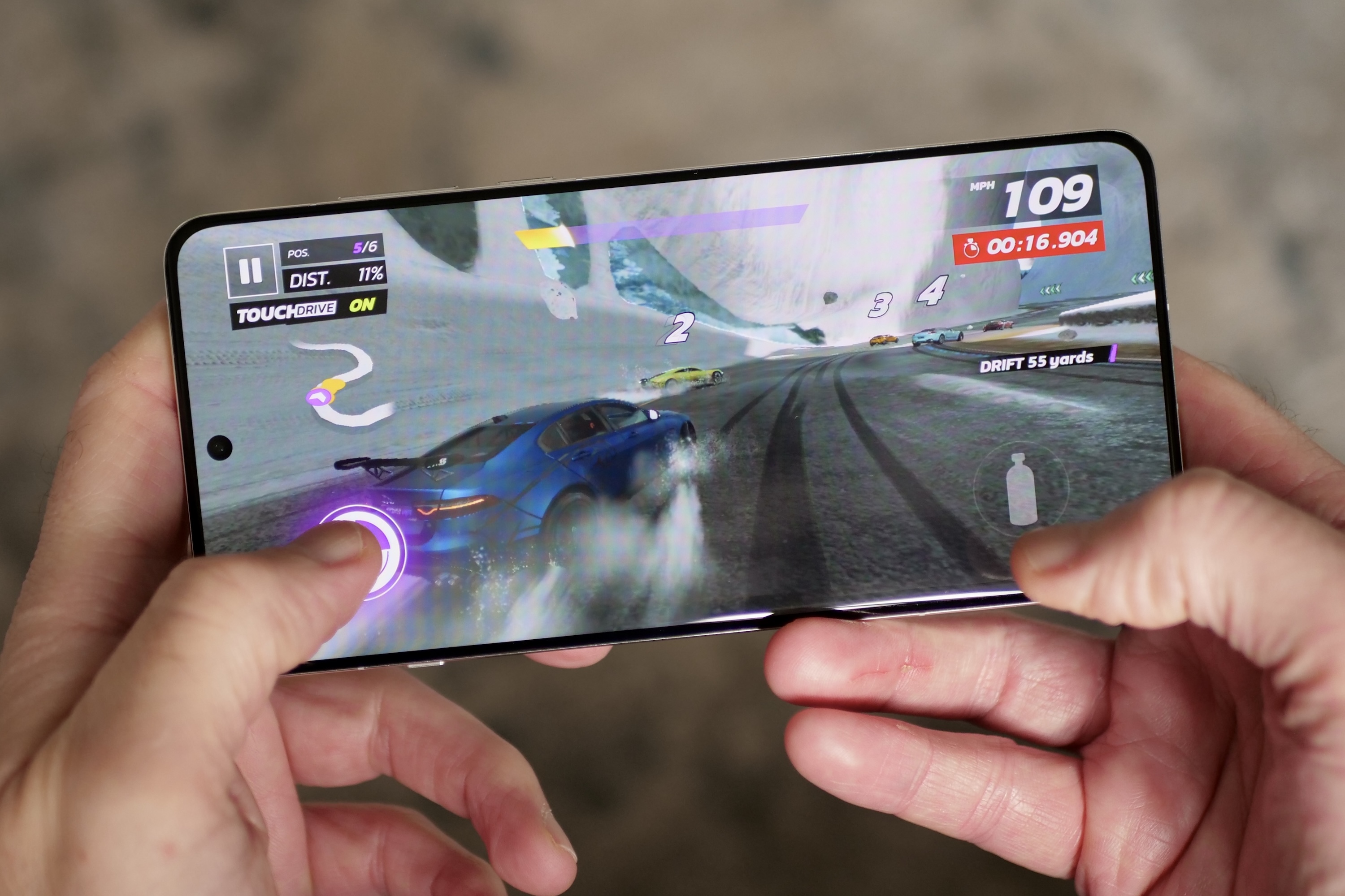 Eine Person, die ein Spiel auf dem OnePlus 13 spielt.