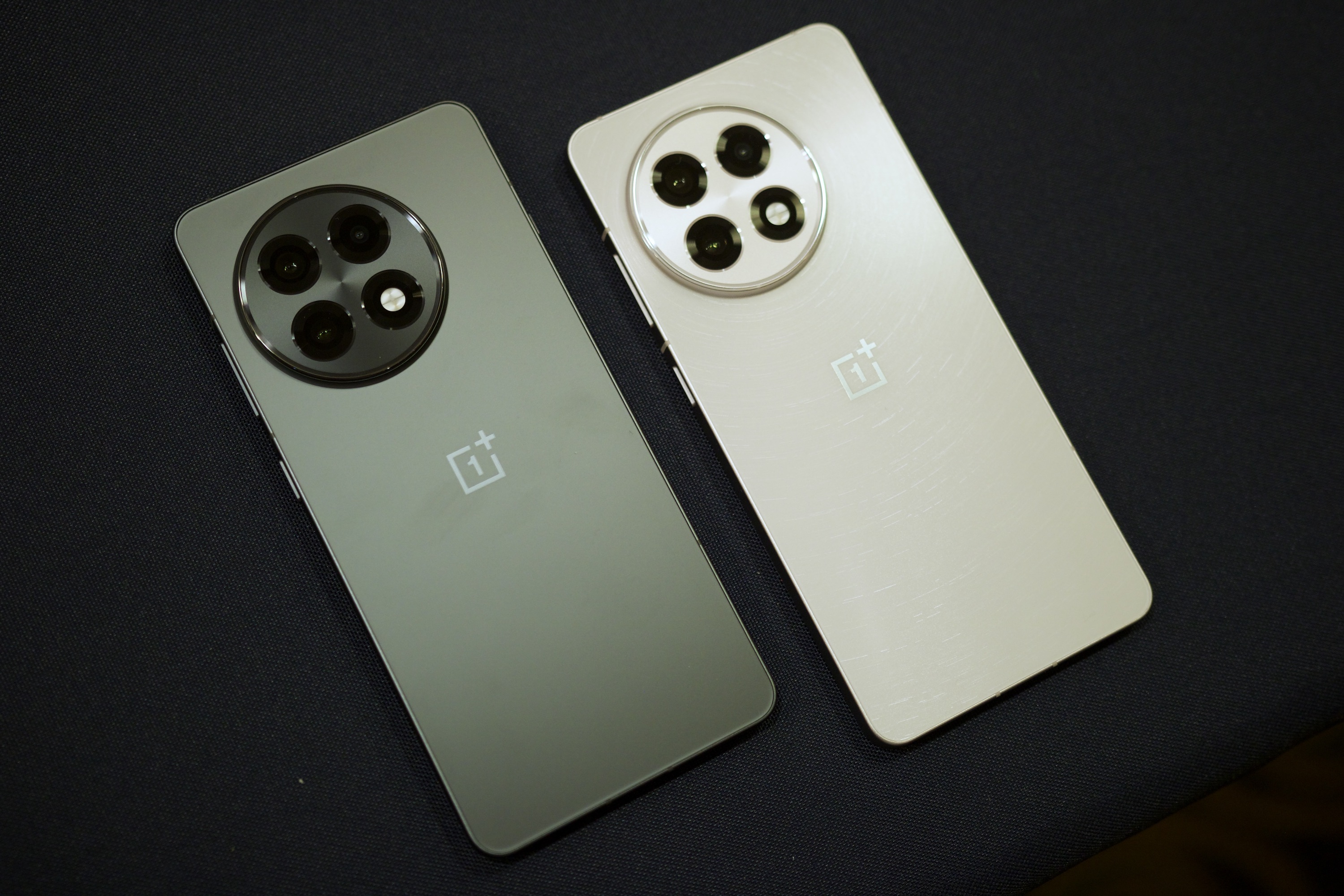 Both colors of the OnePlus 13r next to each other.