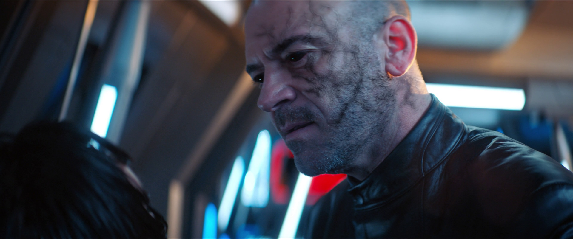 Leland (Alan Van Sprang) de la Sección 31 después de que su cuerpo es secuestrado por los nanobots de Control. Las venas debajo de su cara se han vuelto negras.