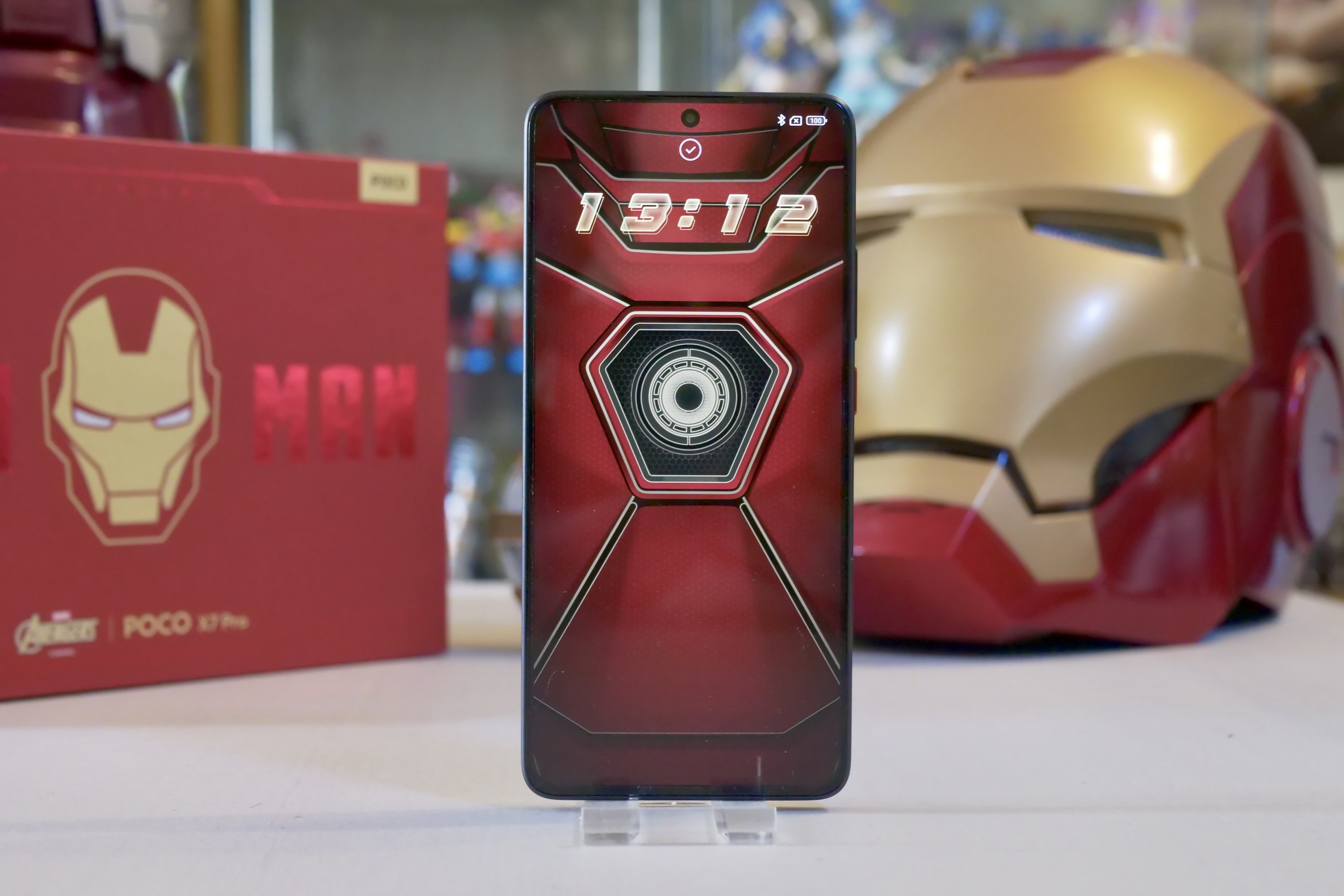 Le fond d'écran de l'écran de verrouillage du Poco X7 Pro - Iron Man Edition.